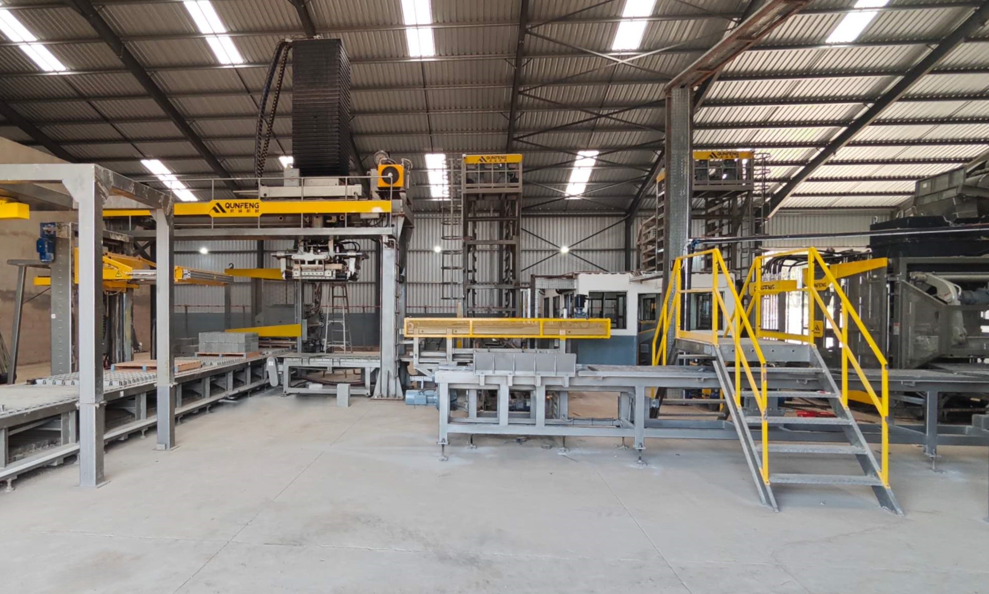 The QS1500 fully automatic concrete product production line for a South African client is already generating returns for the company. The QS1500 fully automatic concrete product production line for a South African client is already generating returns for the company.