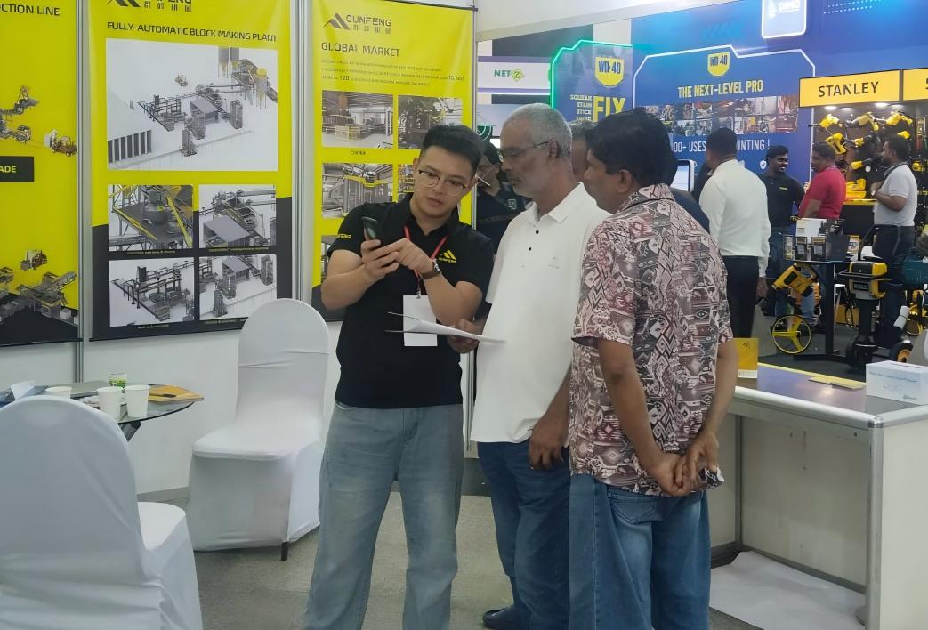 The Qunfeng Machinery team demonstrates the advantages of the intelligent block-making machine to an Indian client. The Qunfeng Machinery team demonstrates the advantages of the intelligent block-making machine to an Indian client.