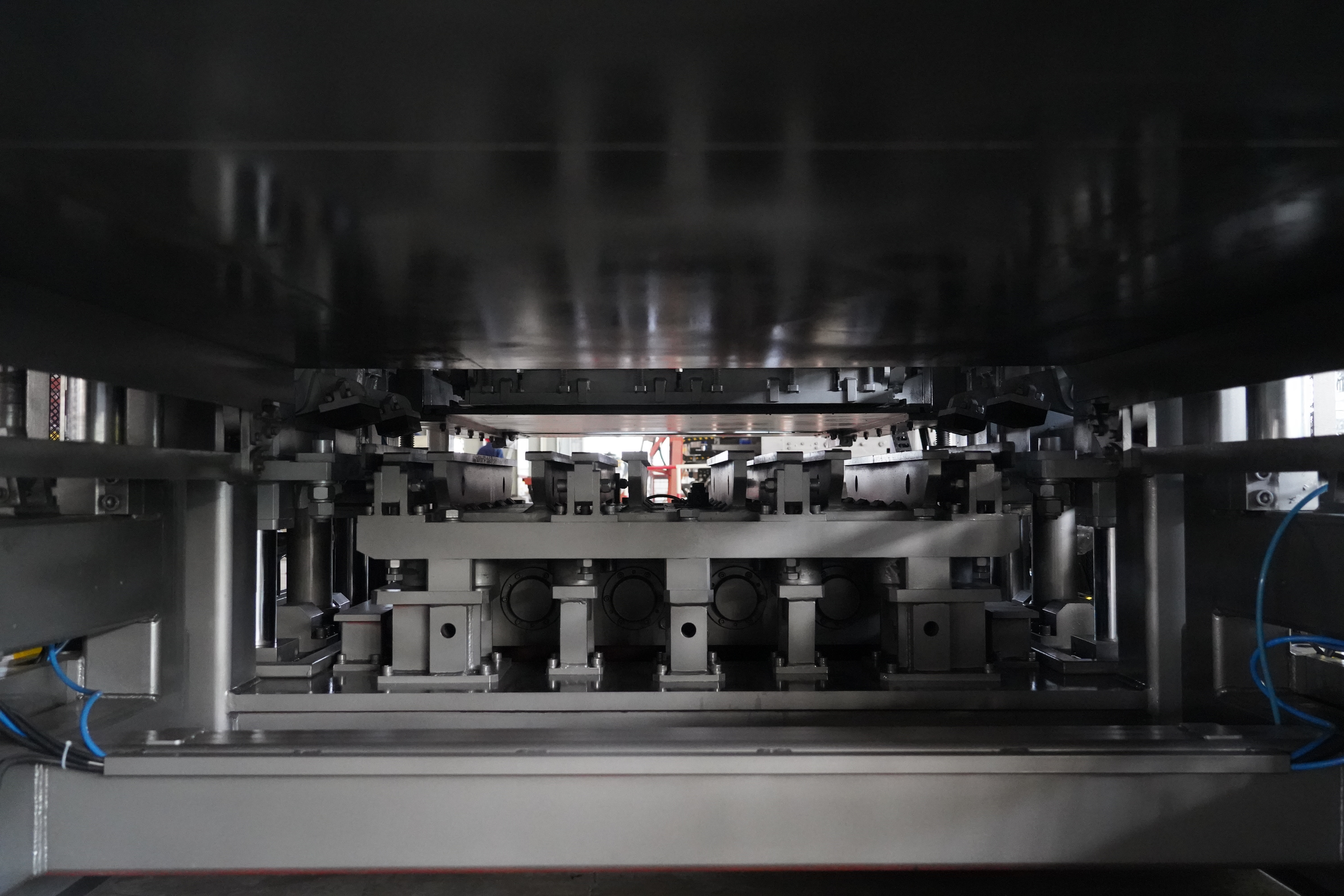 The third-generation servo-vibration system, an invention patented by Qunfeng Machinery, was developed in-house. The third-generation servo-vibration system, an invention patented by Qunfeng Machinery, was developed in-house.