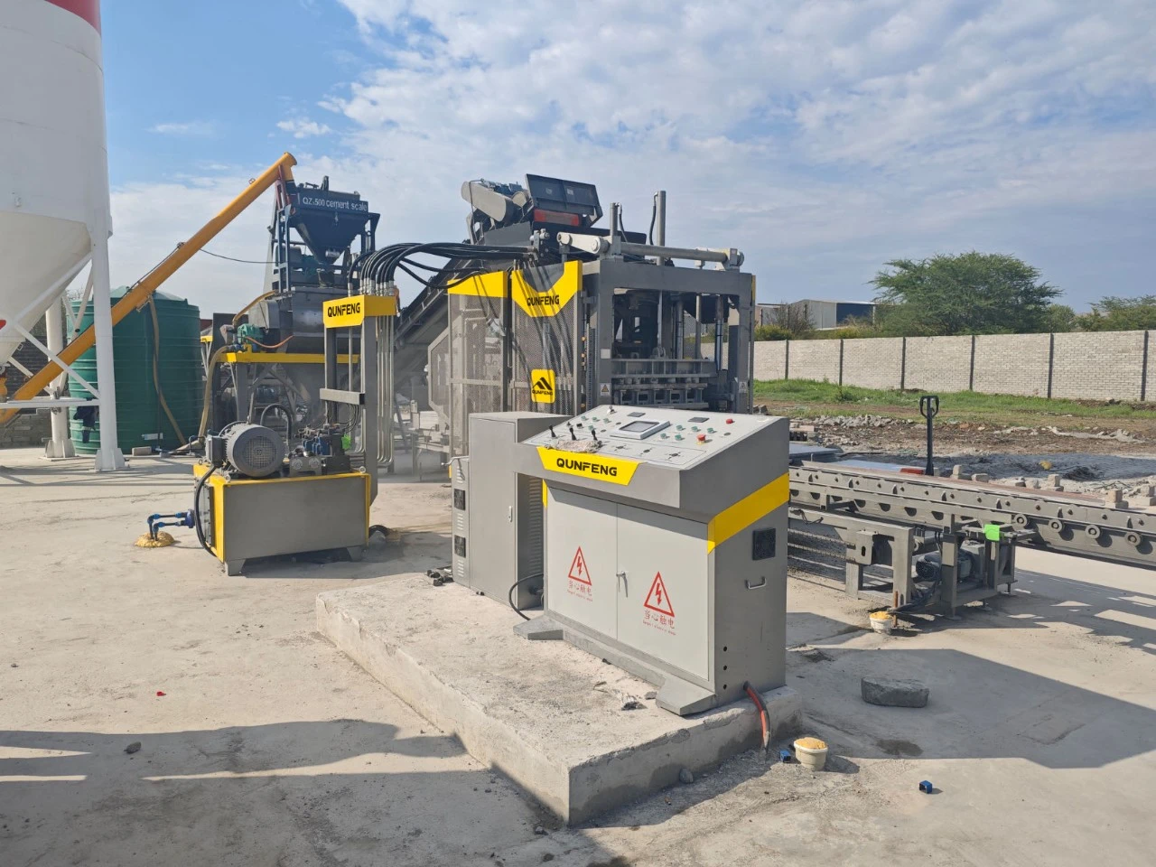 Qunfeng Machinery’s QS series fully automatic concrete product production line is already in operation in South Africa. Qunfeng Machinery’s QS series fully automatic concrete product production line is already in operation in South Africa.
