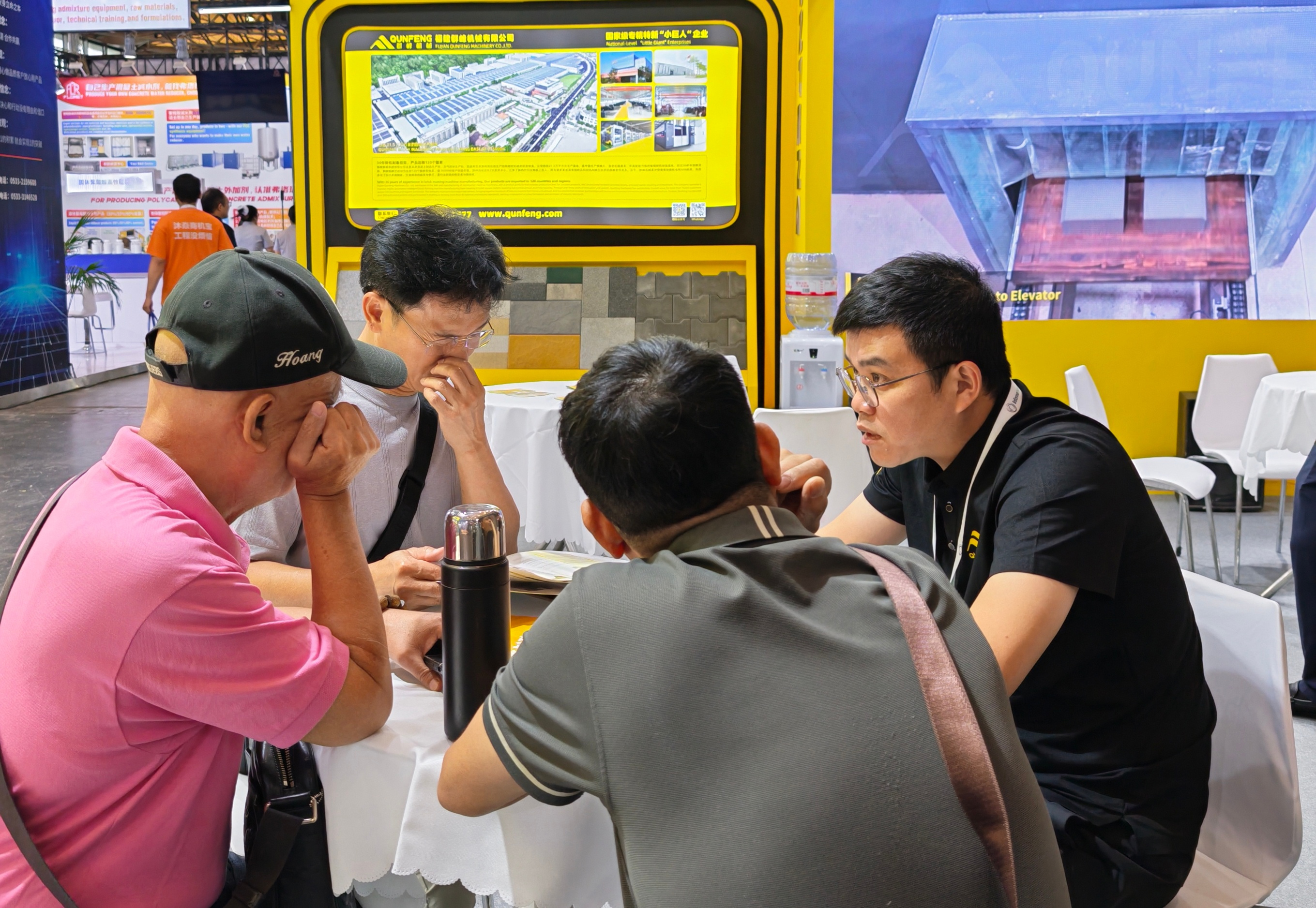 A client from Southeast Asia visits to inquire about a proposal for investing in and constructing a block production line. A client from Southeast Asia visits to inquire about a proposal for investing in and constructing a block production line.