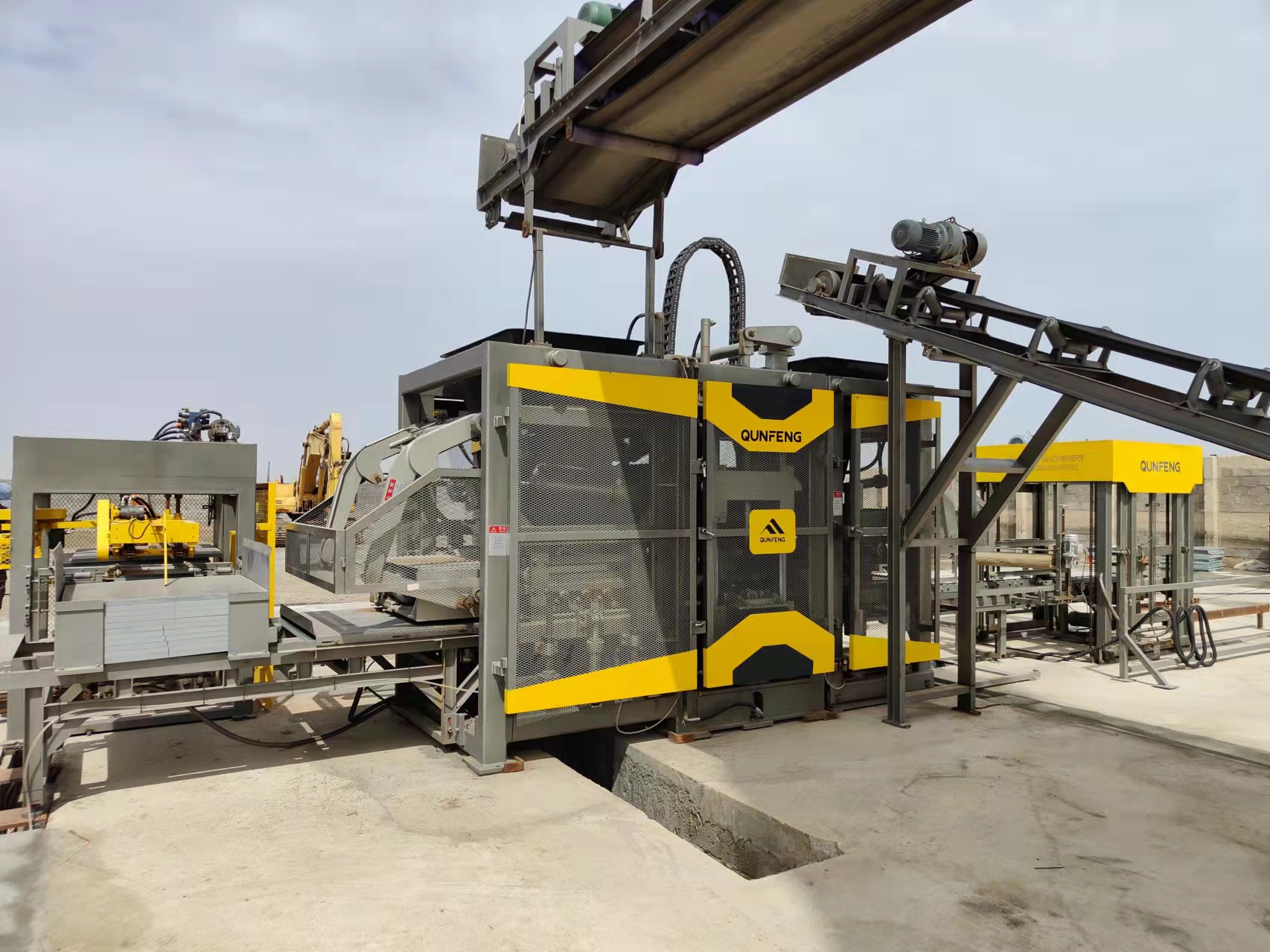 QS1300 fully automatic concrete product production line purchased by a customer in Oman. QS1300 fully automatic concrete product production line purchased by a customer in Oman.