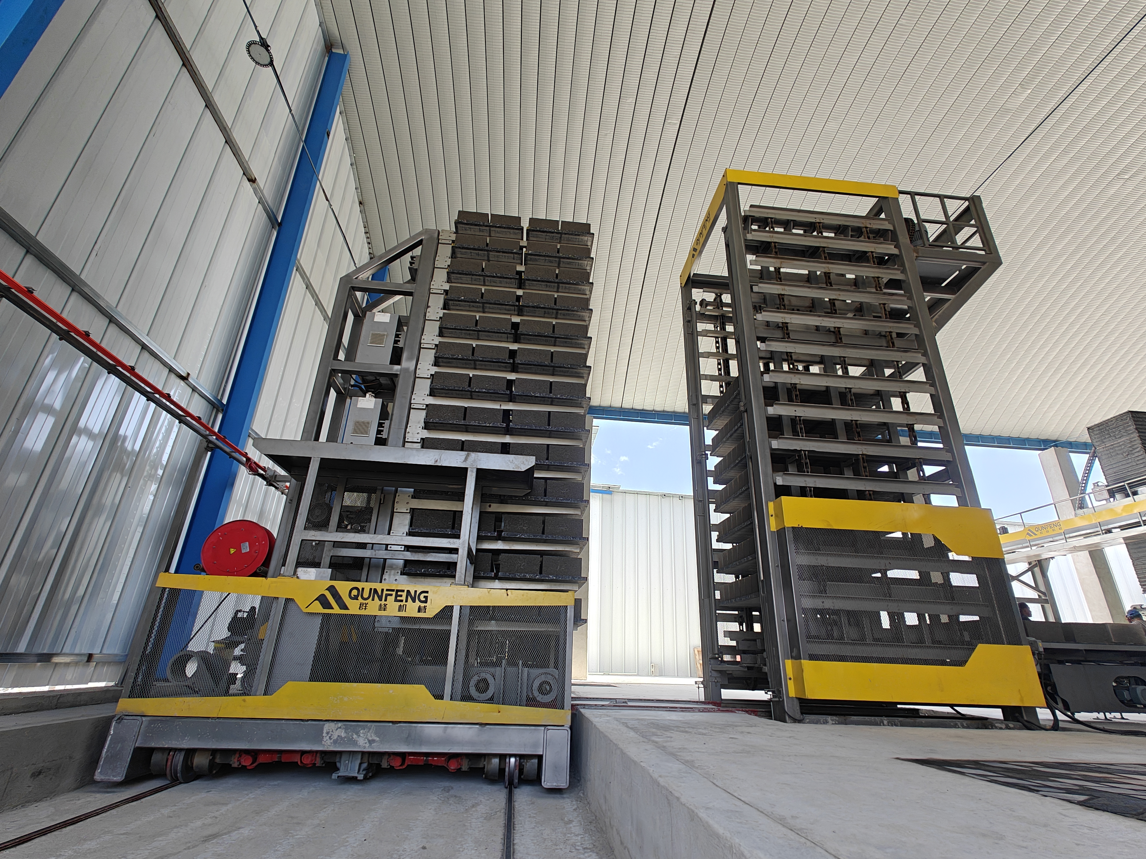 Qunfeng's automated finger car system improving block transport efficiency and product quality Programmable servo-controlled finger car system for concrete block transfer in Guatemala