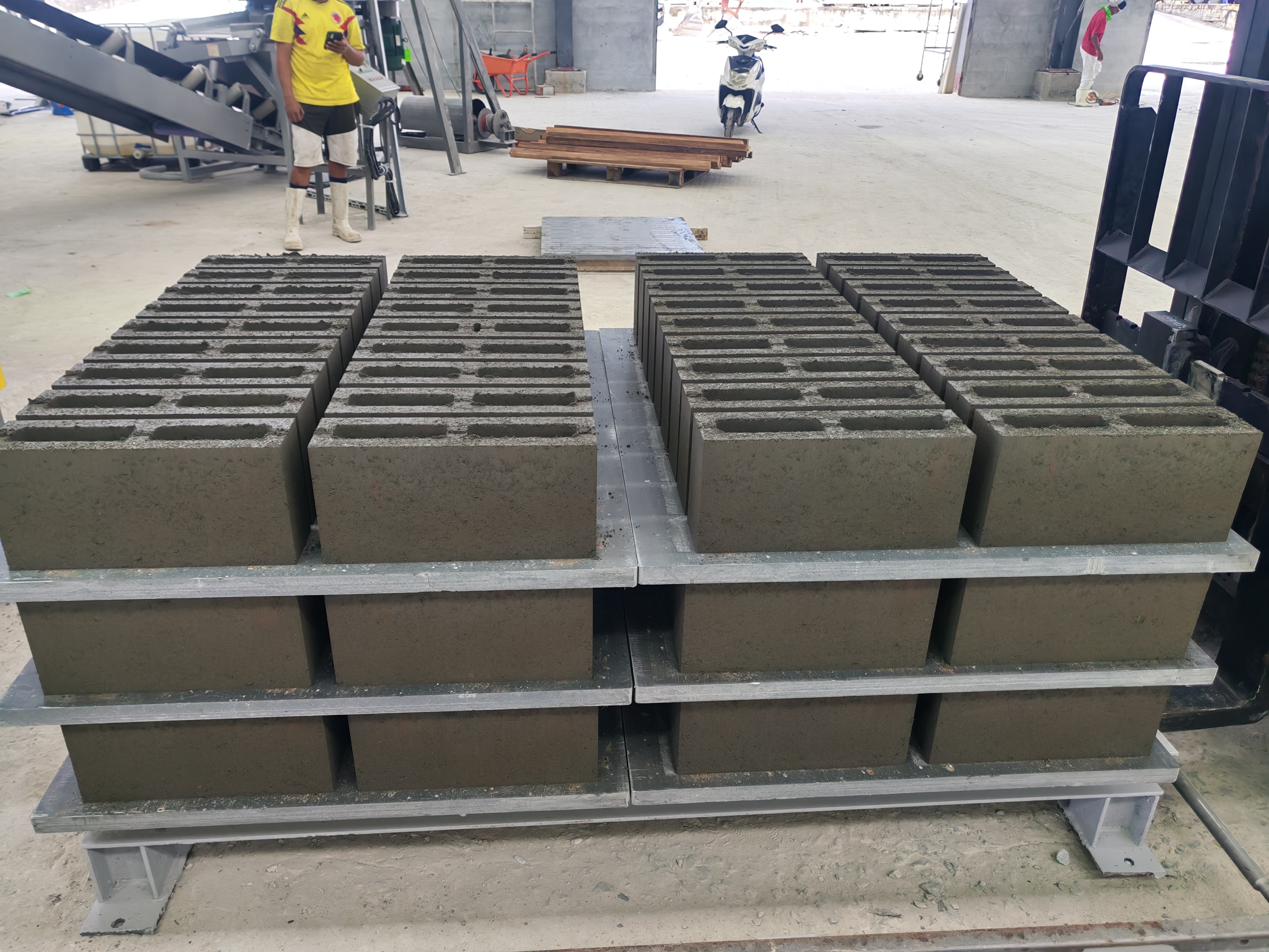 Products manufactured by Qunfeng Machinery's brick-making equipment feature precise molding and a high yield rate. Products manufactured by Qunfeng Machinery's brick-making equipment feature precise molding and a high yield rate.