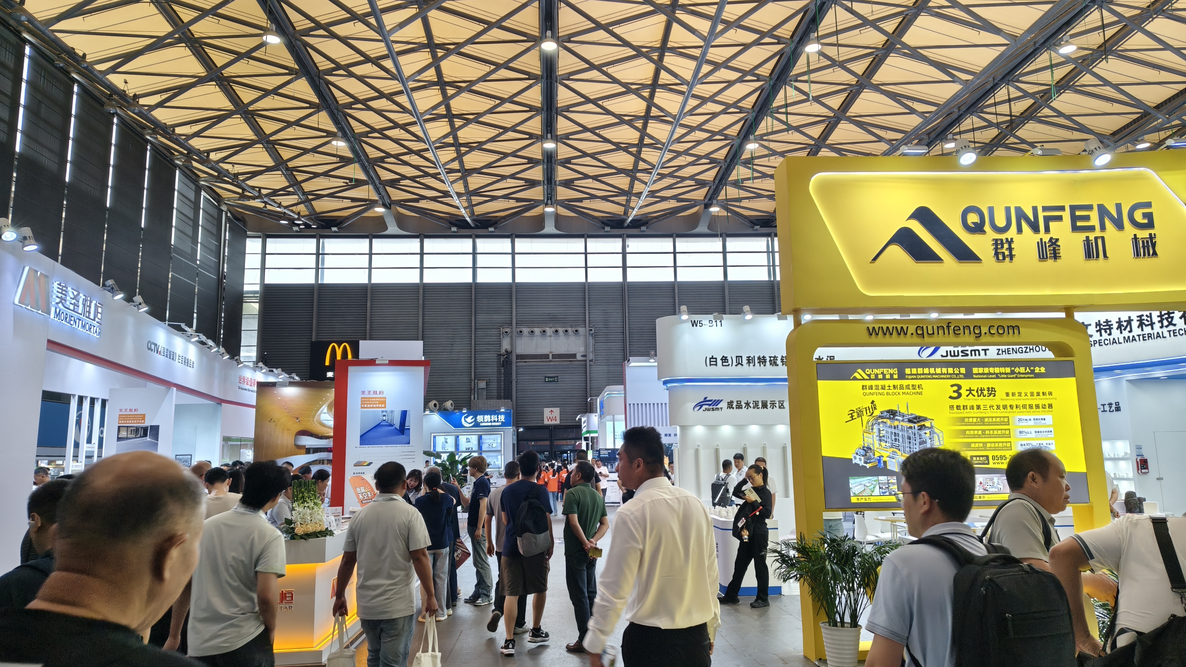 Qunfeng Machinery’s booth draws crowds, making it the hottest brand in the block-making machine industry. Qunfeng Machinery’s booth draws crowds, making it the hottest brand in the block-making machine industry.