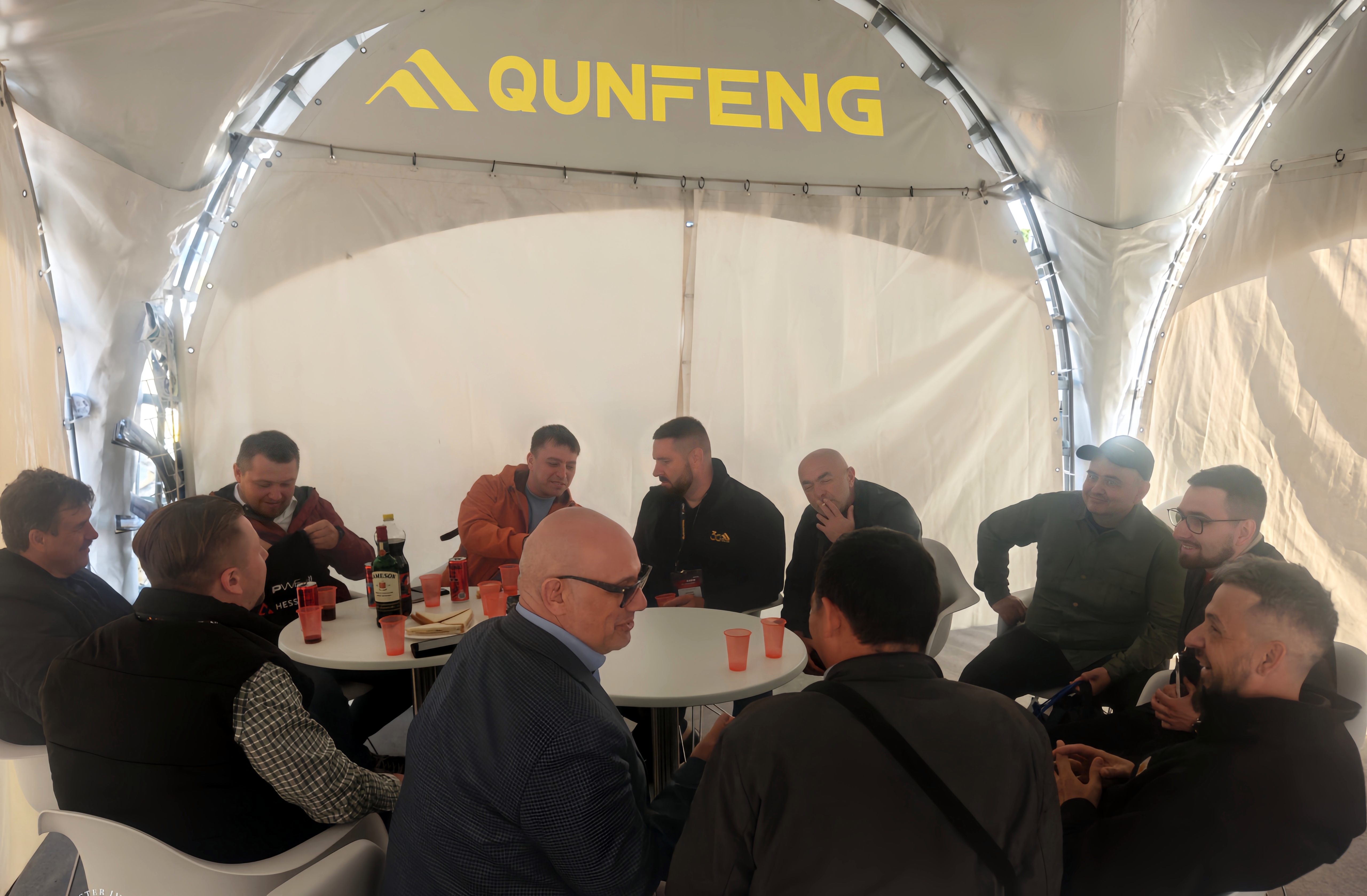 Qunfeng Machinery’s overseas subsidiary and specialized local technical team discuss products with clients. Qunfeng Machinery’s overseas subsidiary and specialized local technical team discuss products with clients.