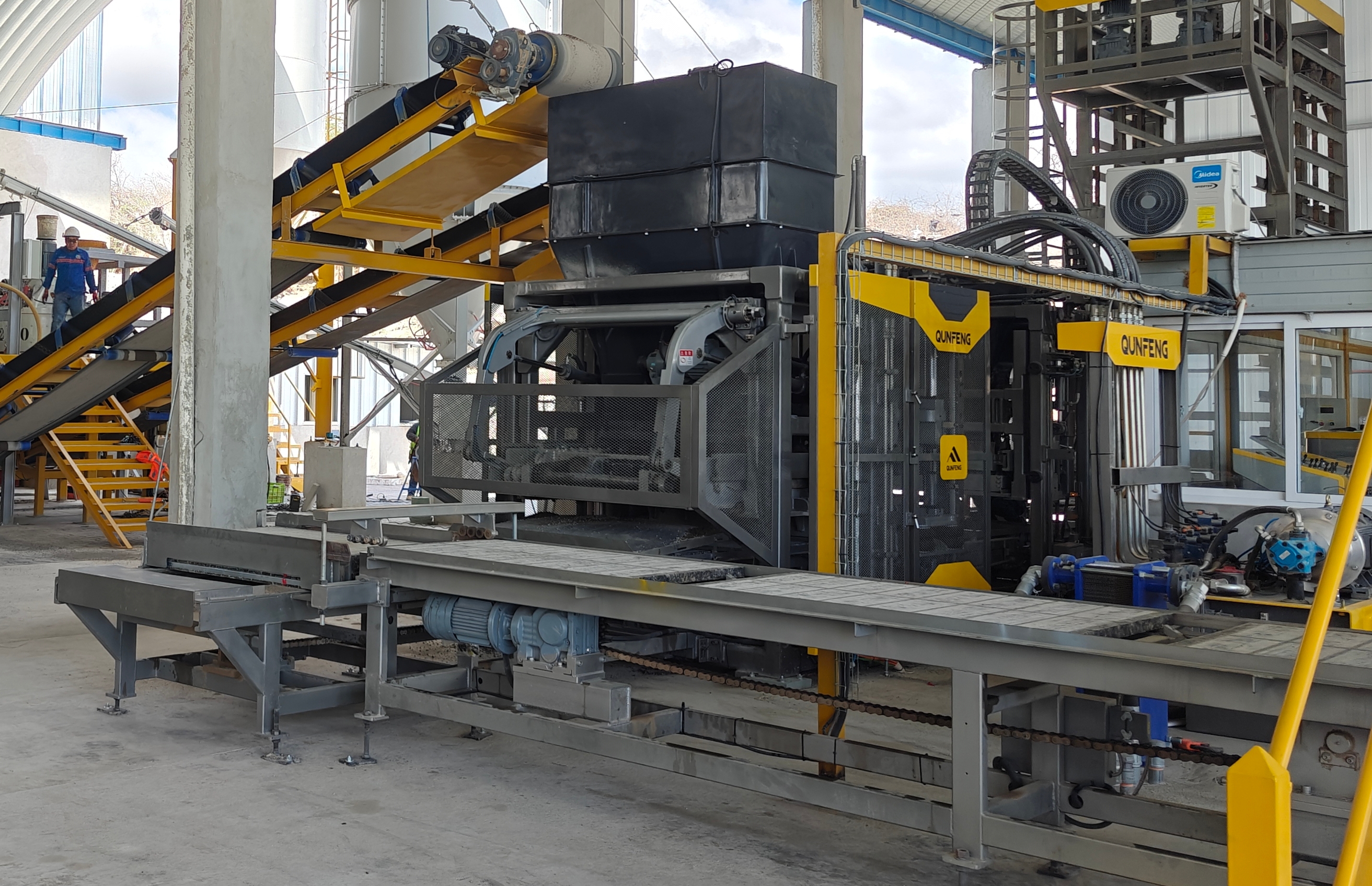 QS1500 concrete block machine equipped with Qunfeng's patented third-generation servo vibration system Qunfeng QS1500 fully automatic concrete product molding machine in Guatemala