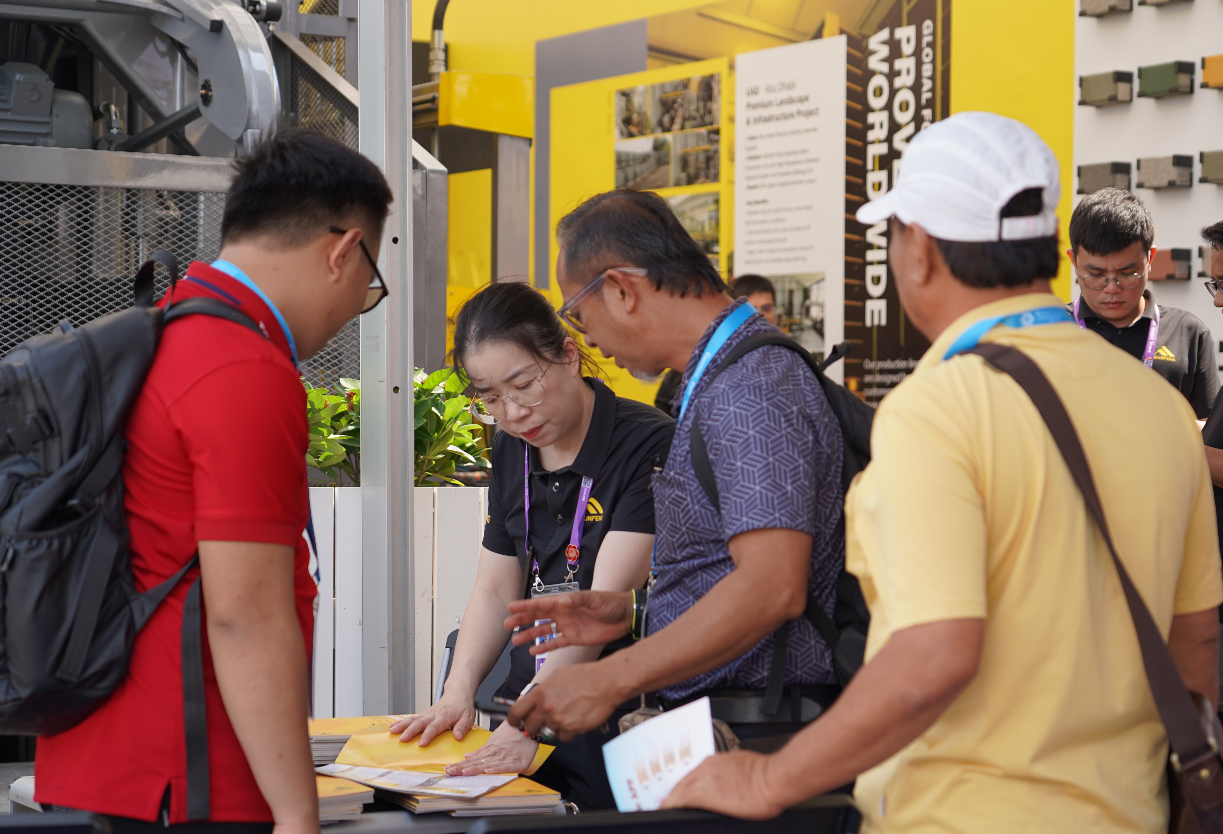 Clients from Southeast Asia learn about the solutions in detail from the Qunfeng Machinery team. Clients from Southeast Asia learn about the solutions in detail from the Qunfeng Machinery team.