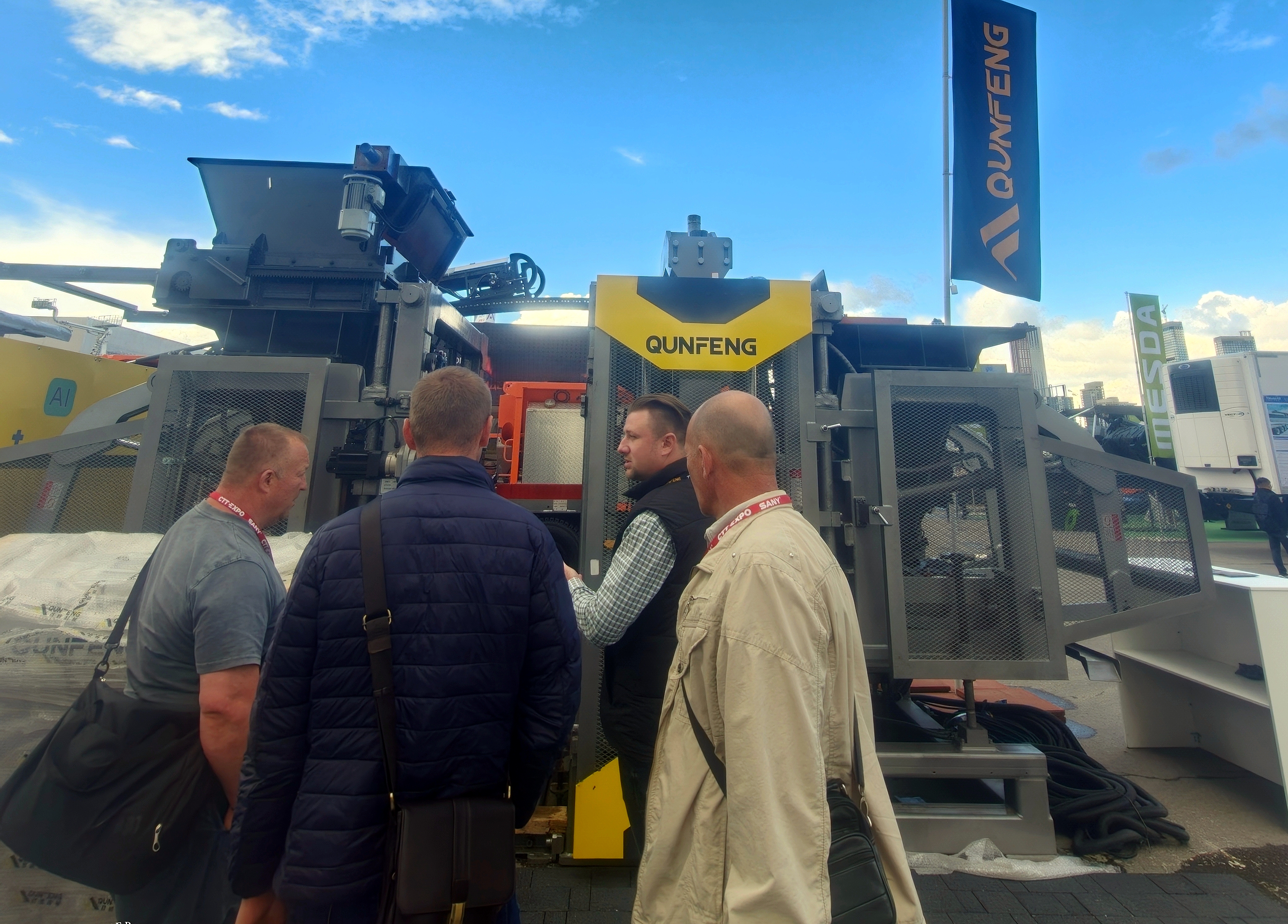 Technical experts from Qunfeng Machinery provide overseas professional buyers with a detailed explanation of the core advantages of the QS series molding machines. Technical experts from Qunfeng Machinery provide overseas professional buyers with a detailed explanation of the core advantages of the QS series molding machines.