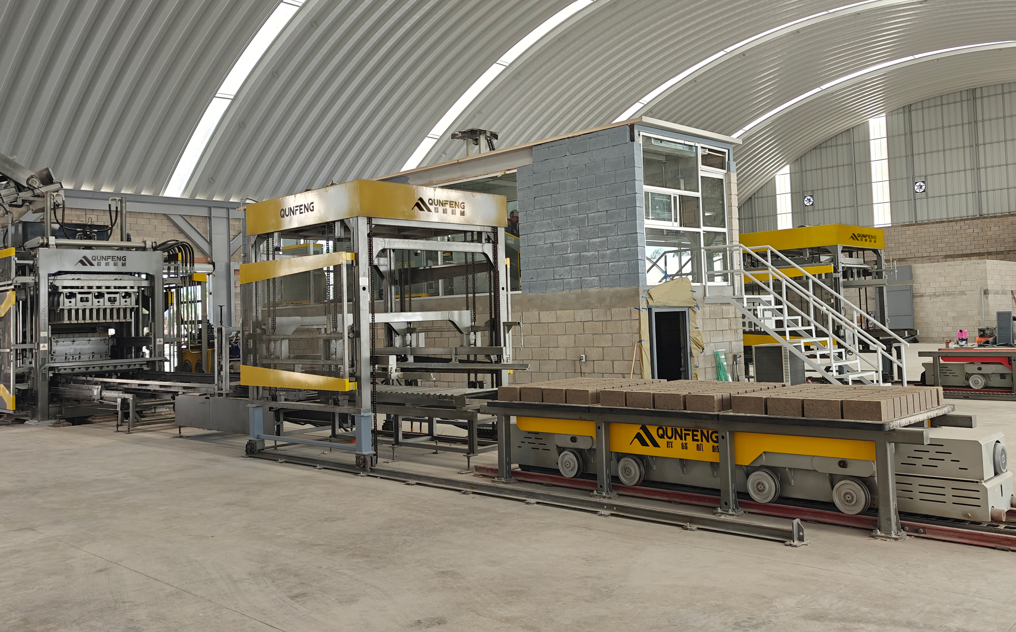 Qunfeng Machinery’s QS2000 fully automated concrete product molding production line, which has been in operation in Mexico for many years. Qunfeng Machinery’s QS2000 fully automated concrete product molding production line, which has been in operation in Mexico for many years.