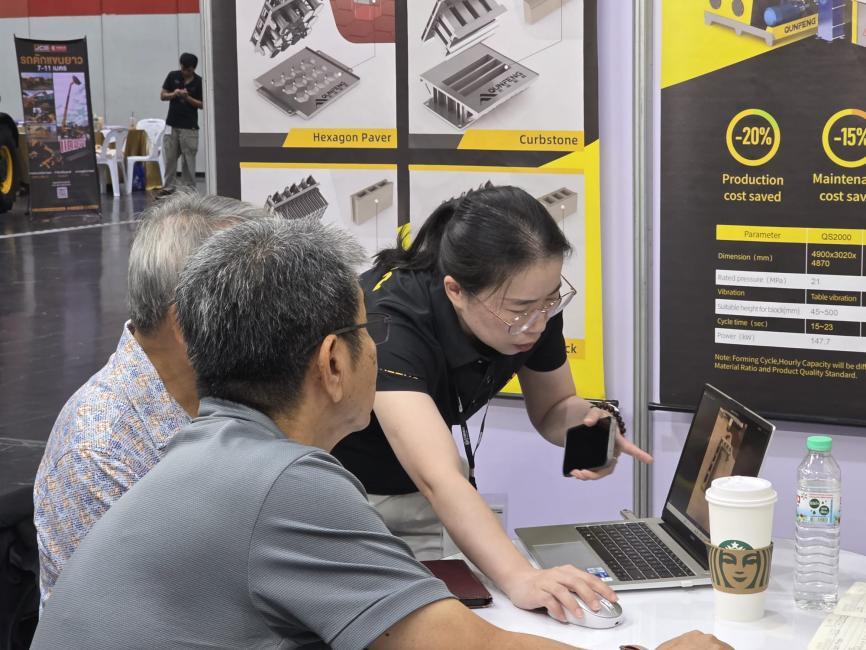 Qunfeng Machinery team explains customizable solutions to Southeast Asian clients. Qunfeng Machinery team explains customizable solutions to Southeast Asian clients.