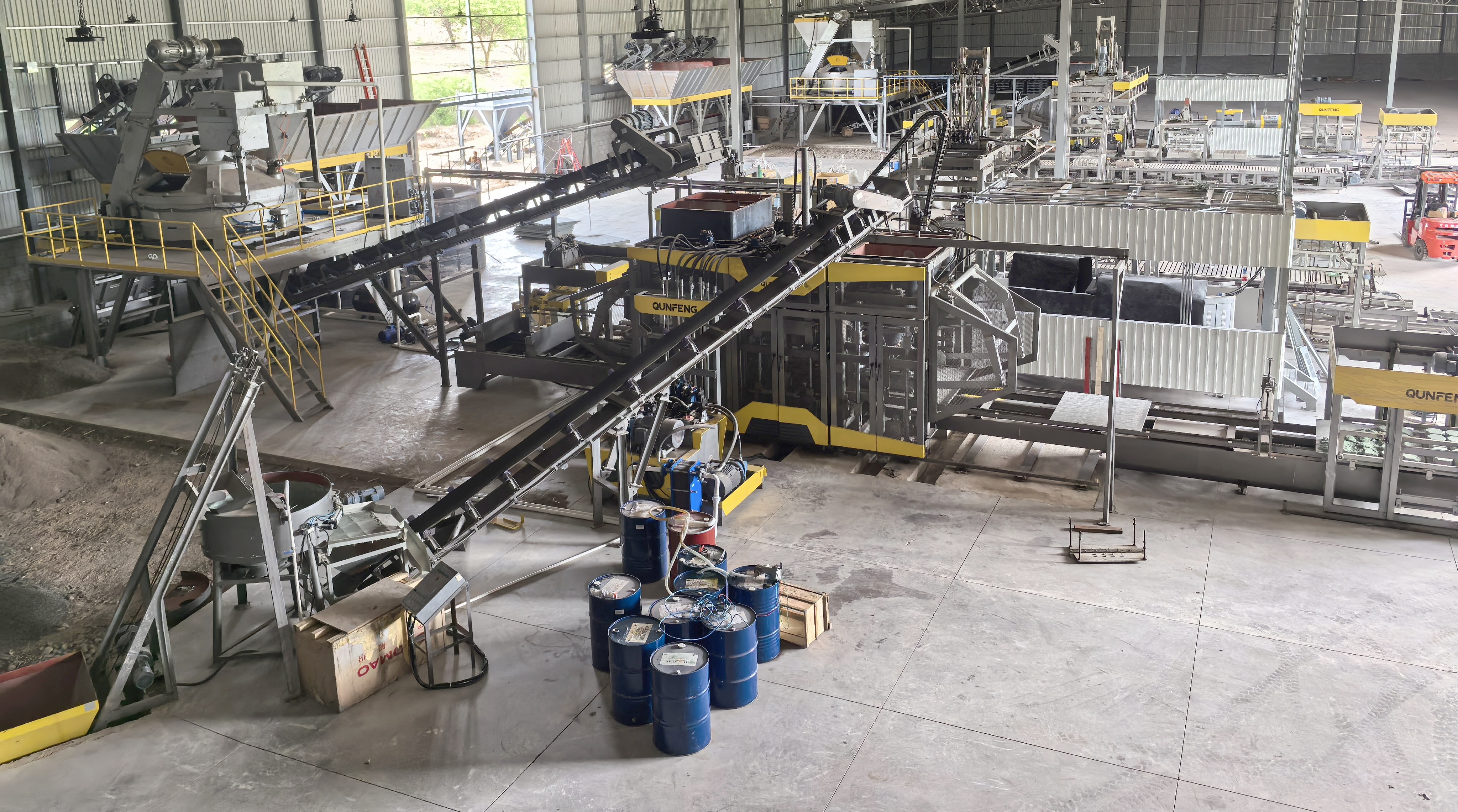Qunfeng Machinery's flagship QS2000 block making plant empowering the Latin American market Qunfeng QS2000 fully automated dual-line concrete products production line in Honduras