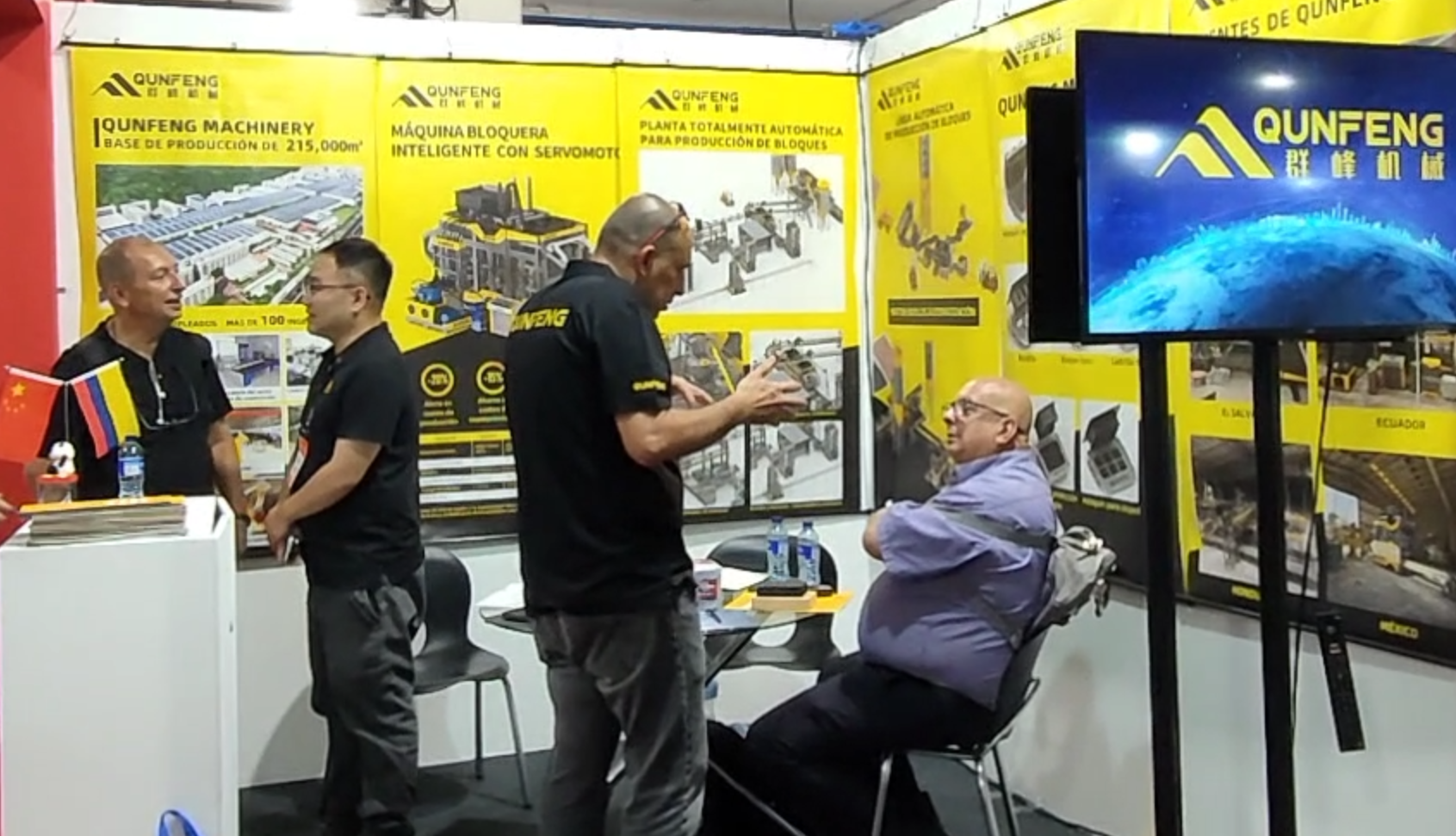 The Qunfeng Machinery South America team introduces product parameters to South American customers. The Qunfeng Machinery South America team introduces product parameters to South American customers.