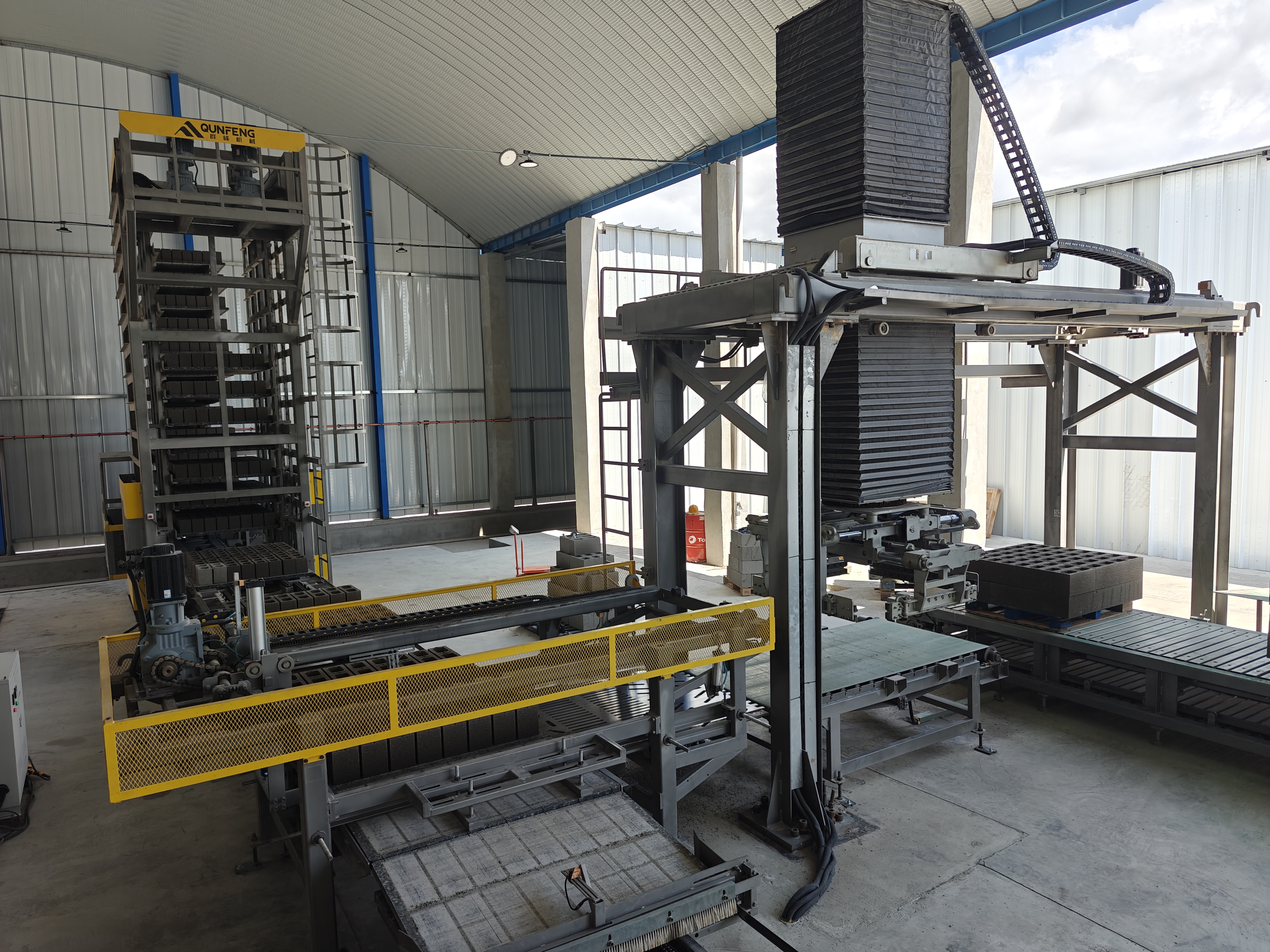 Highly automated end-to-end concrete block manufacturing process by Qunfeng Machinery Material processing equipment of the fully automated concrete production line in Guatemala