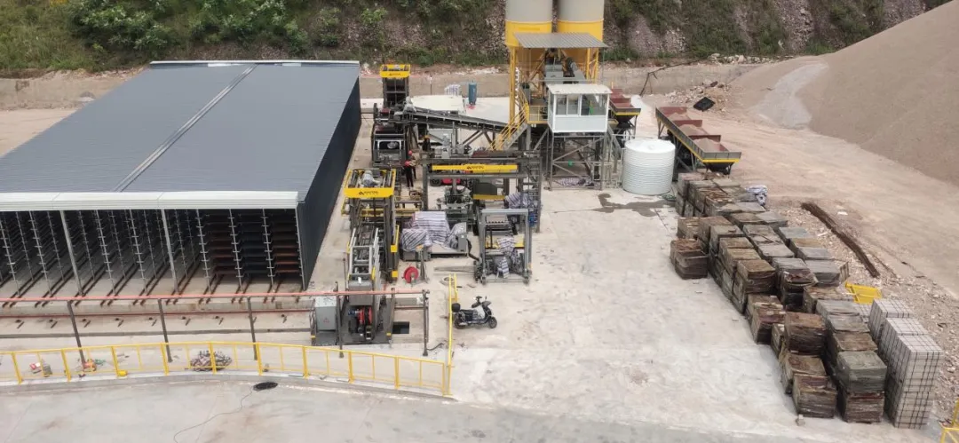 The Zhejiang construction waste recycling and processing center utilizes a fully automated solid waste block production line from Qunfeng Machinery. The Zhejiang construction waste recycling and processing center utilizes a fully automated solid waste block production line from Qunfeng Machinery.