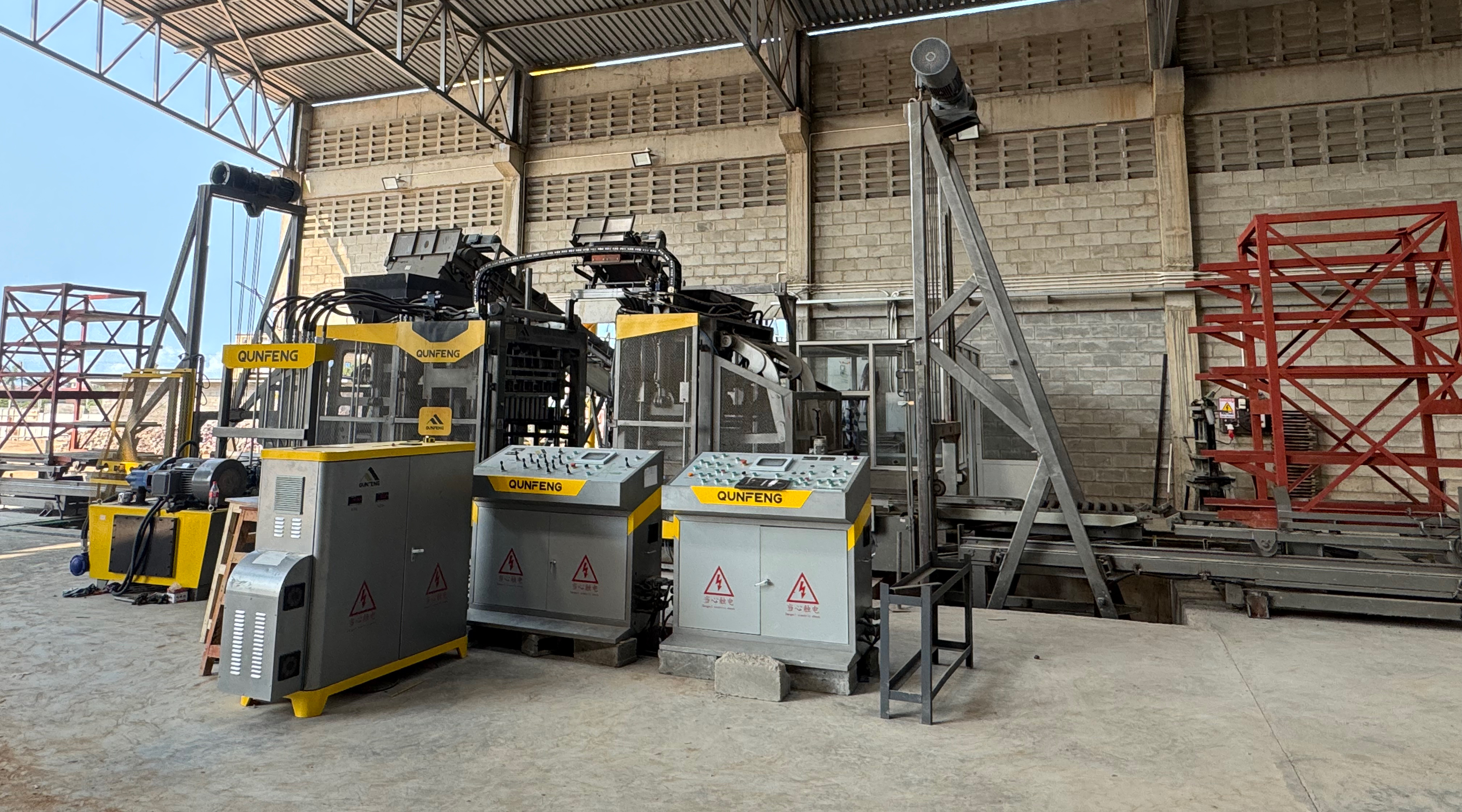 Qunfeng Machinery custom-designed an automatic concrete product production line with a U-shaped layout and rack system, tailored to the specific conditions of a client in Tanzania, Africa. Qunfeng Machinery custom-designed an automatic concrete product production line with a U-shaped layout and rack system, tailored to the specific conditions of a client in Tanzania, Africa.