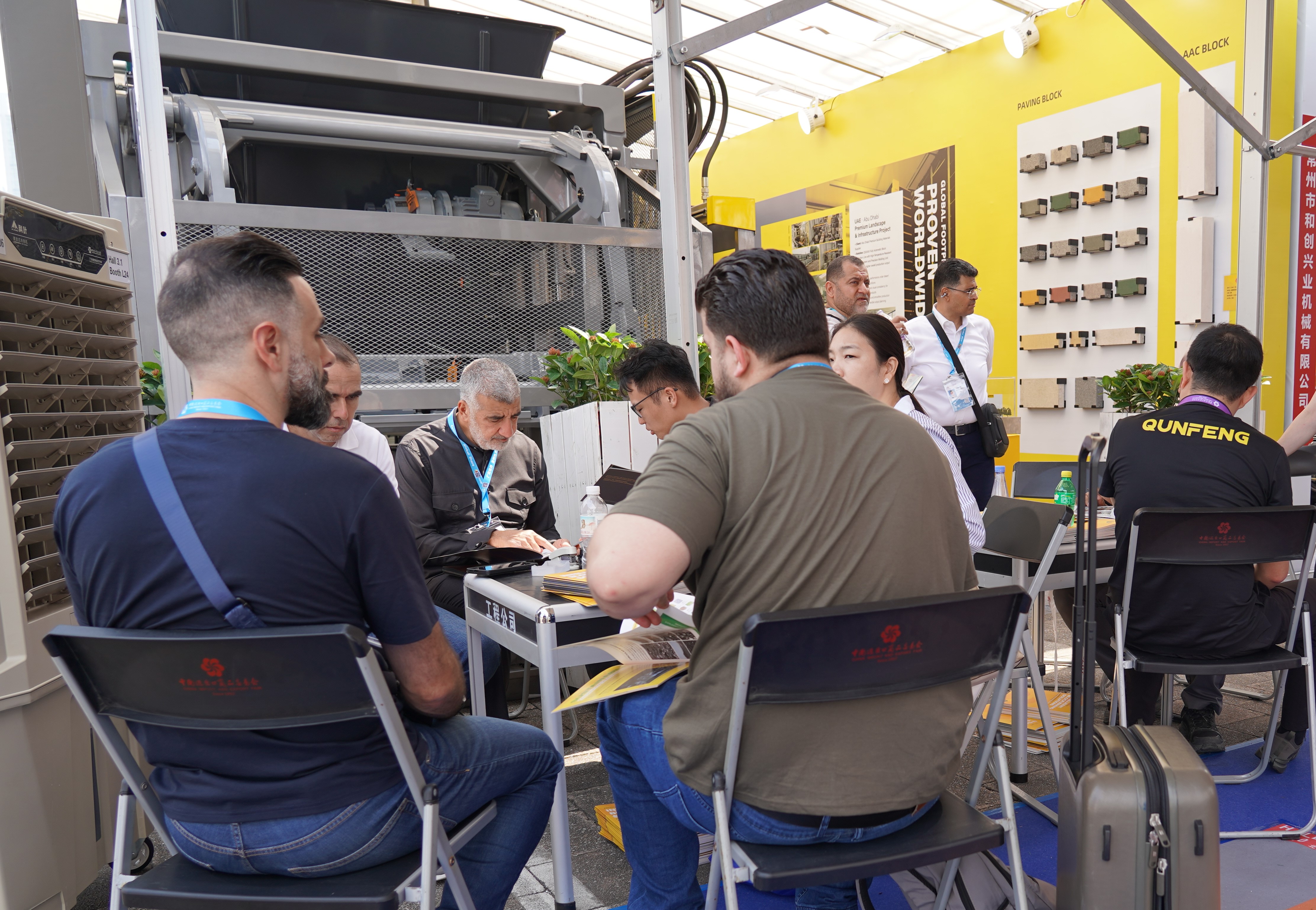 The Qunfeng Machinery team discusses cooperation proposals with clients. The Qunfeng Machinery team discusses cooperation proposals with clients.