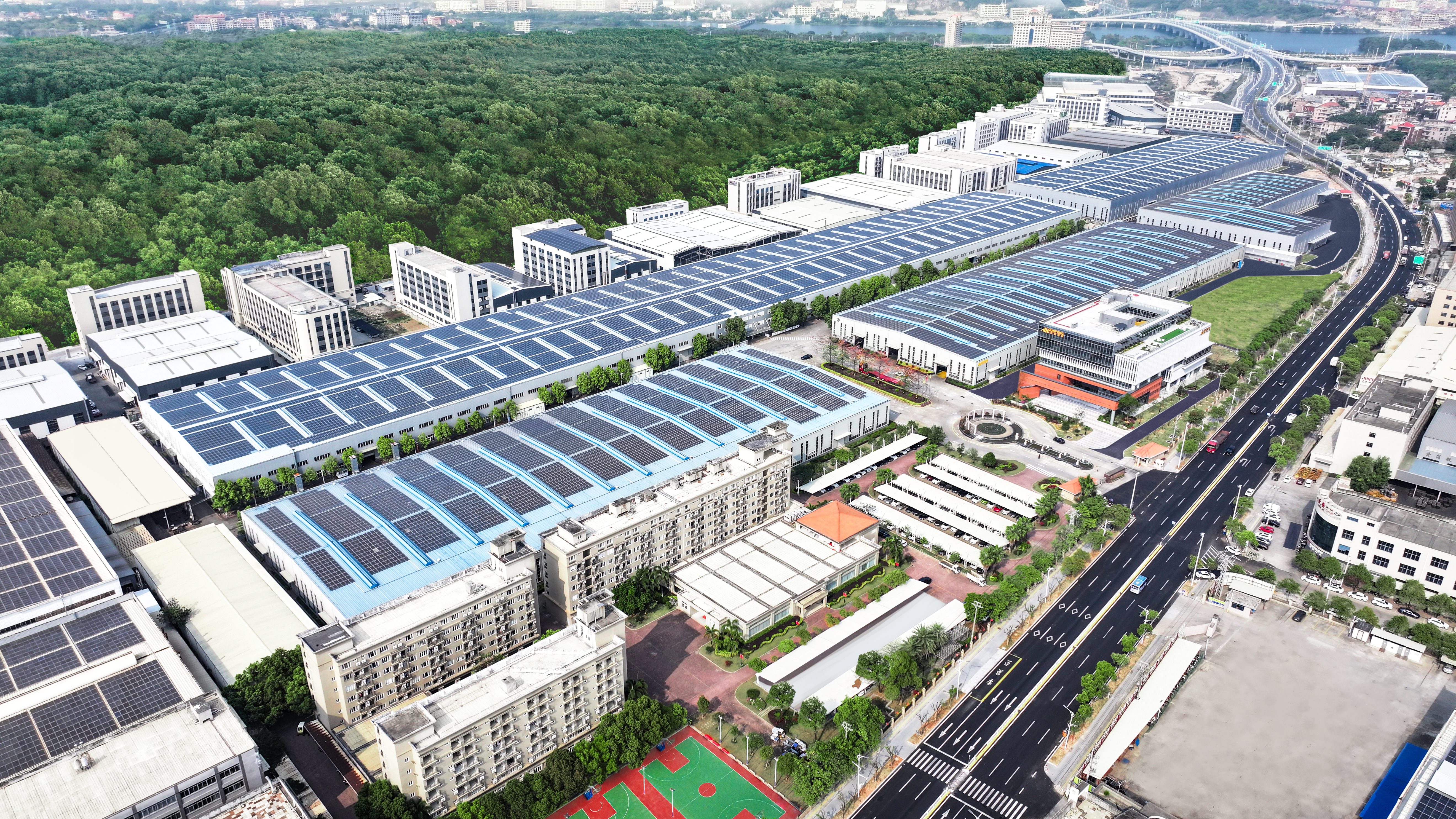 Qunfeng Machinery’s 215,000-square-meter digital production base is the largest and most intelligent production base in the industry. Qunfeng Machinery’s 215,000-square-meter digital production base is the largest and most intelligent production base in the industry.