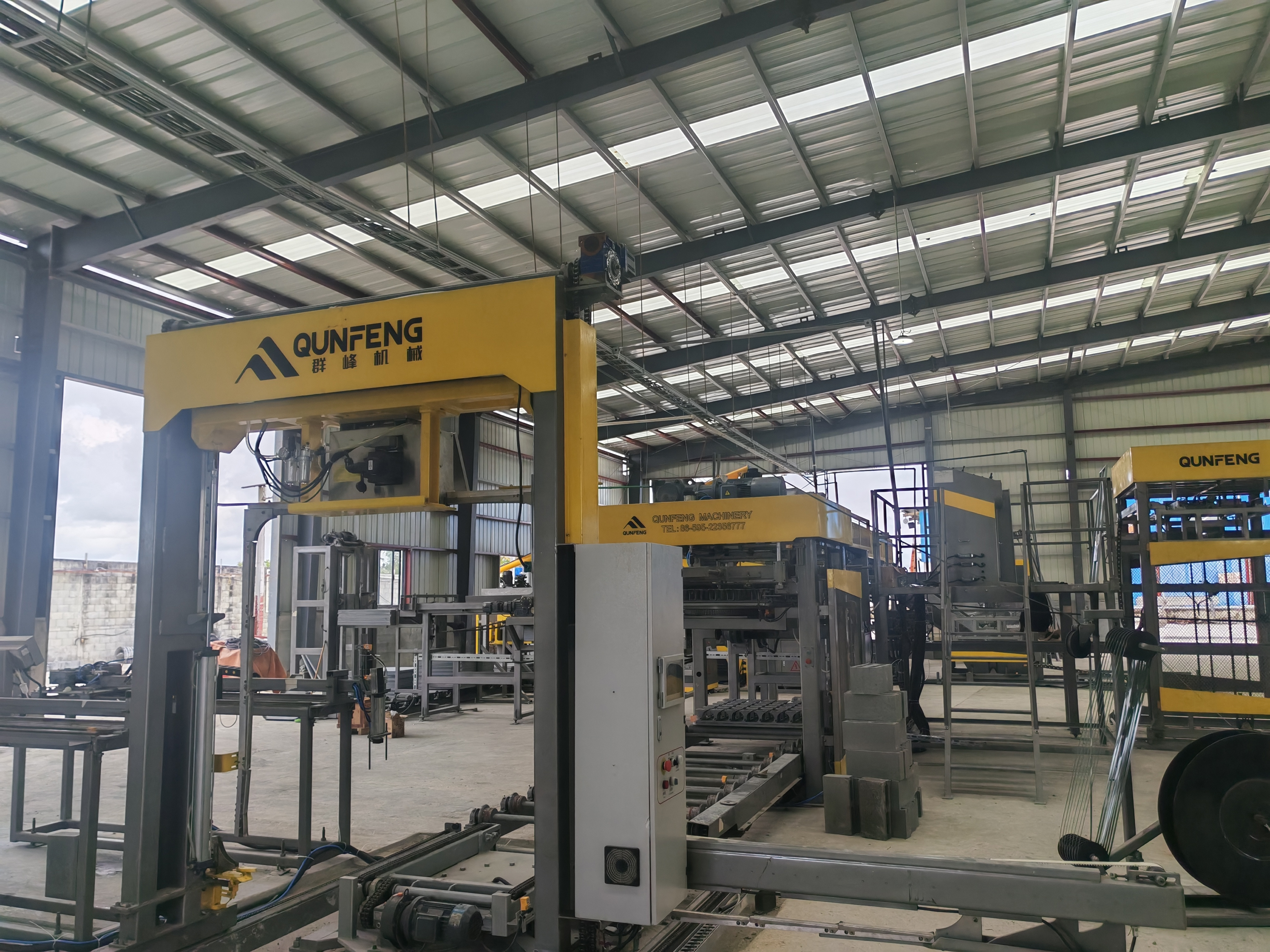 QUNFENG Automatic Palletizing System effectively reduces labor costs and improves truck loading efficiency. QUNFENG Automatic Palletizing System effectively reduces labor costs and improves truck loading efficiency.