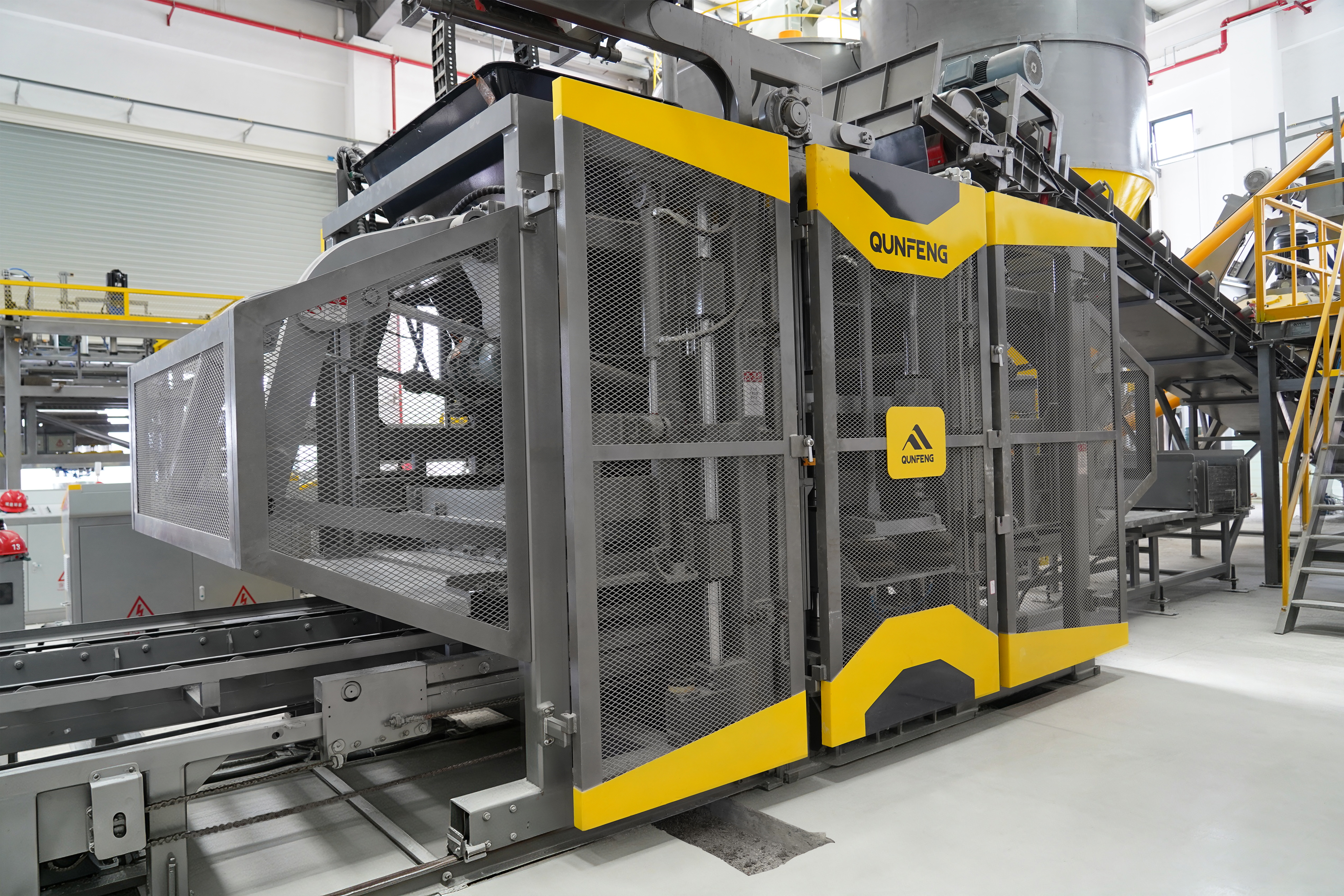 Qunfeng Machinery’s QS1300 concrete product forming machine solved the challenge of block production using special solid waste for a client in Dehua. Qunfeng Machinery’s QS1300 concrete product forming machine solved the challenge of block production using special solid waste for a client in Dehua.