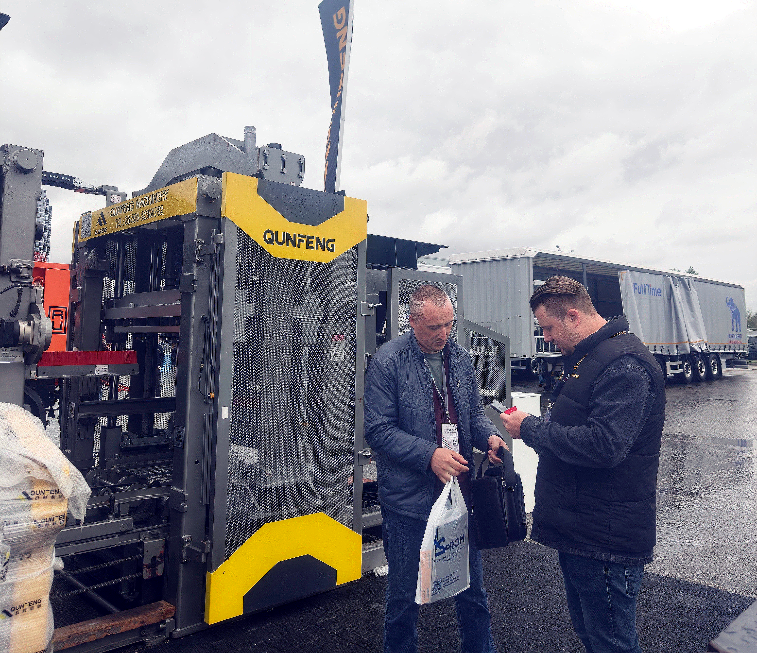 Technical experts from Qunfeng Machinery provide overseas professional buyers with a detailed explanation of the core advantages of the QS series molding machines. Technical experts from Qunfeng Machinery provide overseas professional buyers with a detailed explanation of the core advantages of the QS series molding machines.