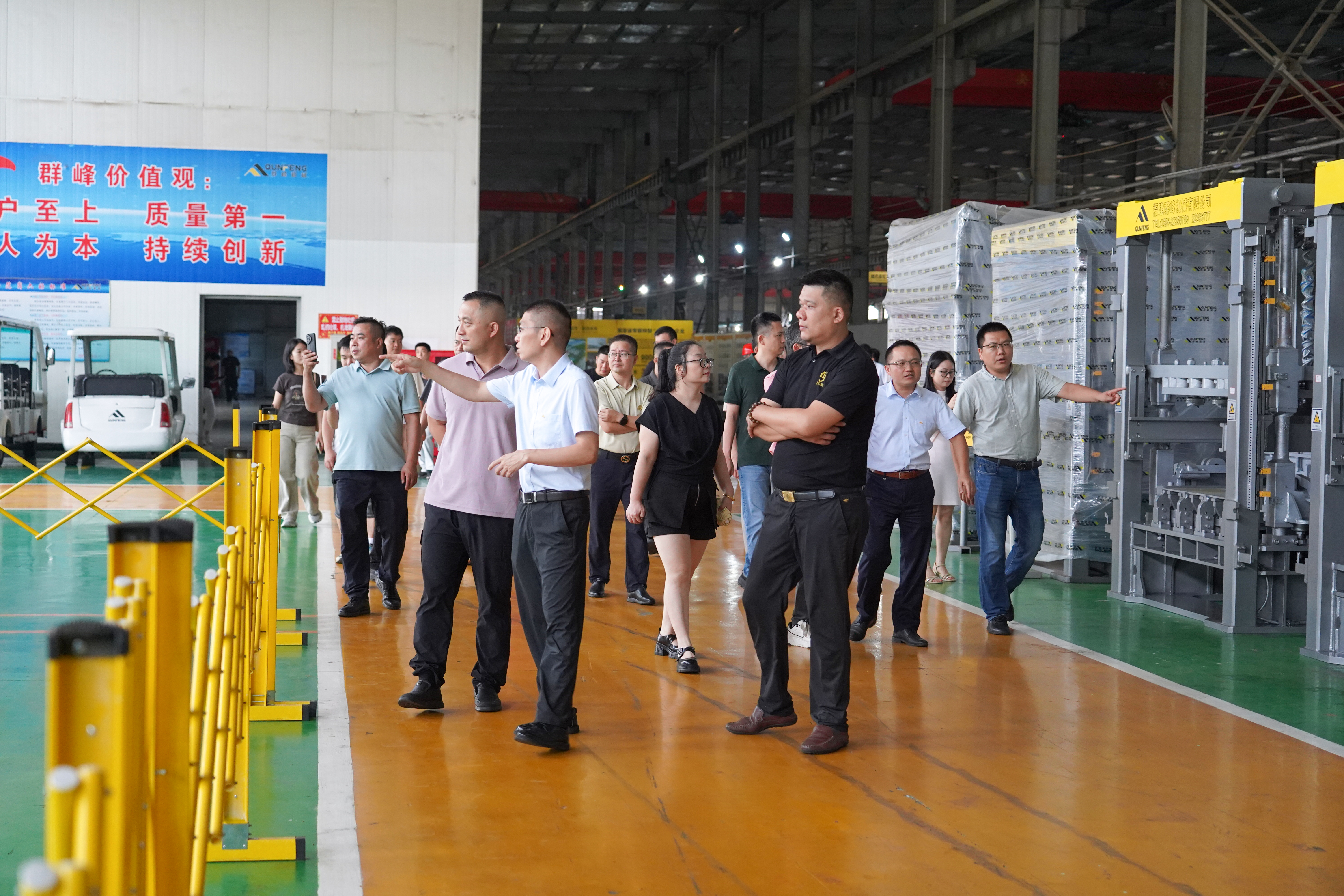 Guests tour Qunfeng Machinery’s intelligent workshop. Guests tour Qunfeng Machinery’s intelligent workshop.