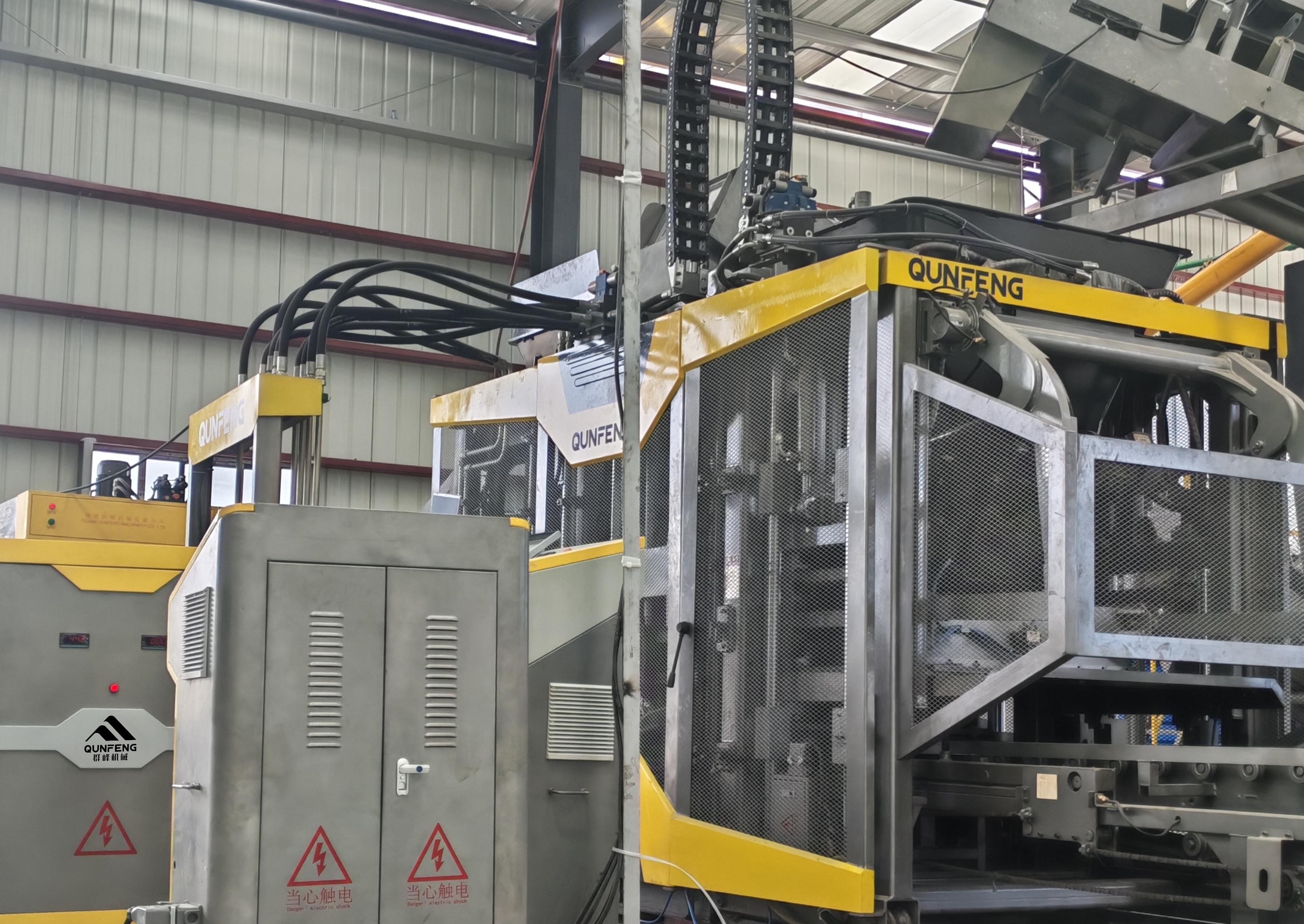 QUNFENG’s QS series concrete product forming machine, featuring a patented independent servo-driven vibration system, is capable of producing a wider variety of brick types. QUNFENG’s QS series concrete product forming machine, featuring a patented independent servo-driven vibration system, is capable of producing a wider variety of brick types.