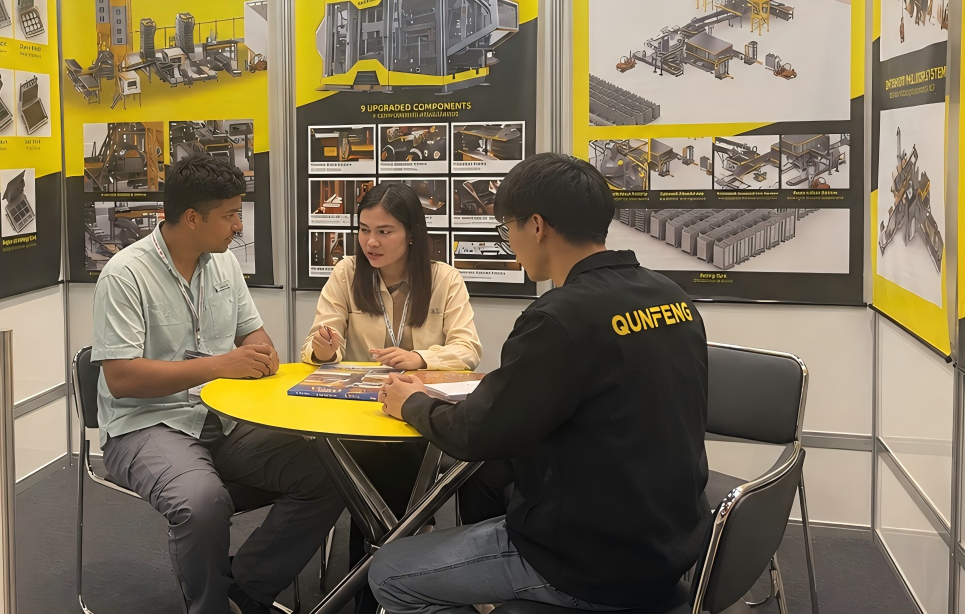 A long-term Brazilian customer visited the Qunfeng Machinery booth to discuss potential future cooperation. A long-term Brazilian customer visited the Qunfeng Machinery booth to discuss potential future cooperation.