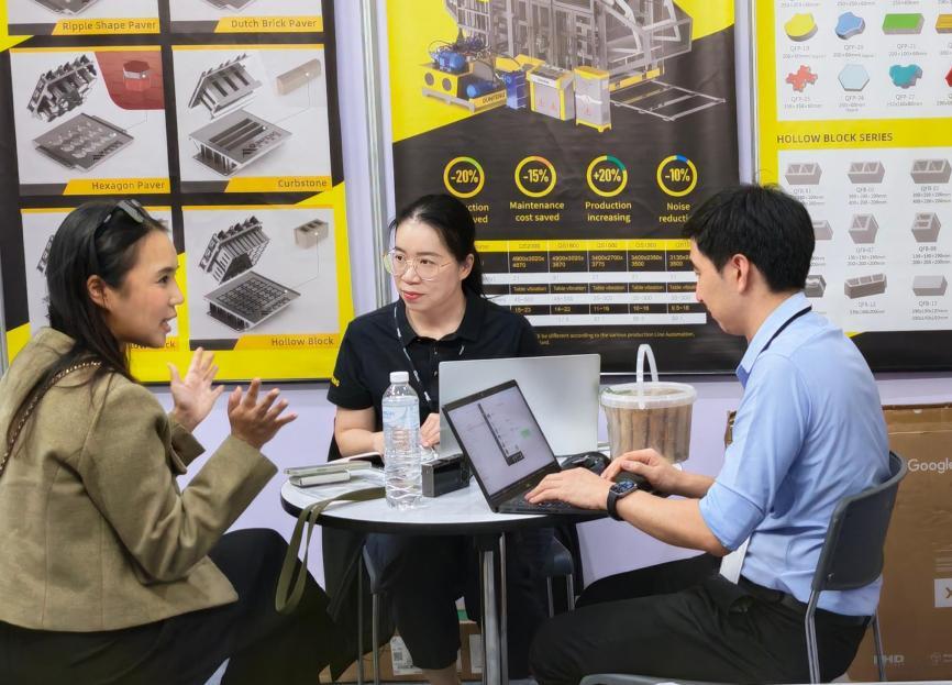 A Thai client learns about the technical highlights of the products from the Qunfeng Machinery team. A Thai client learns about the technical highlights of the products from the Qunfeng Machinery team.