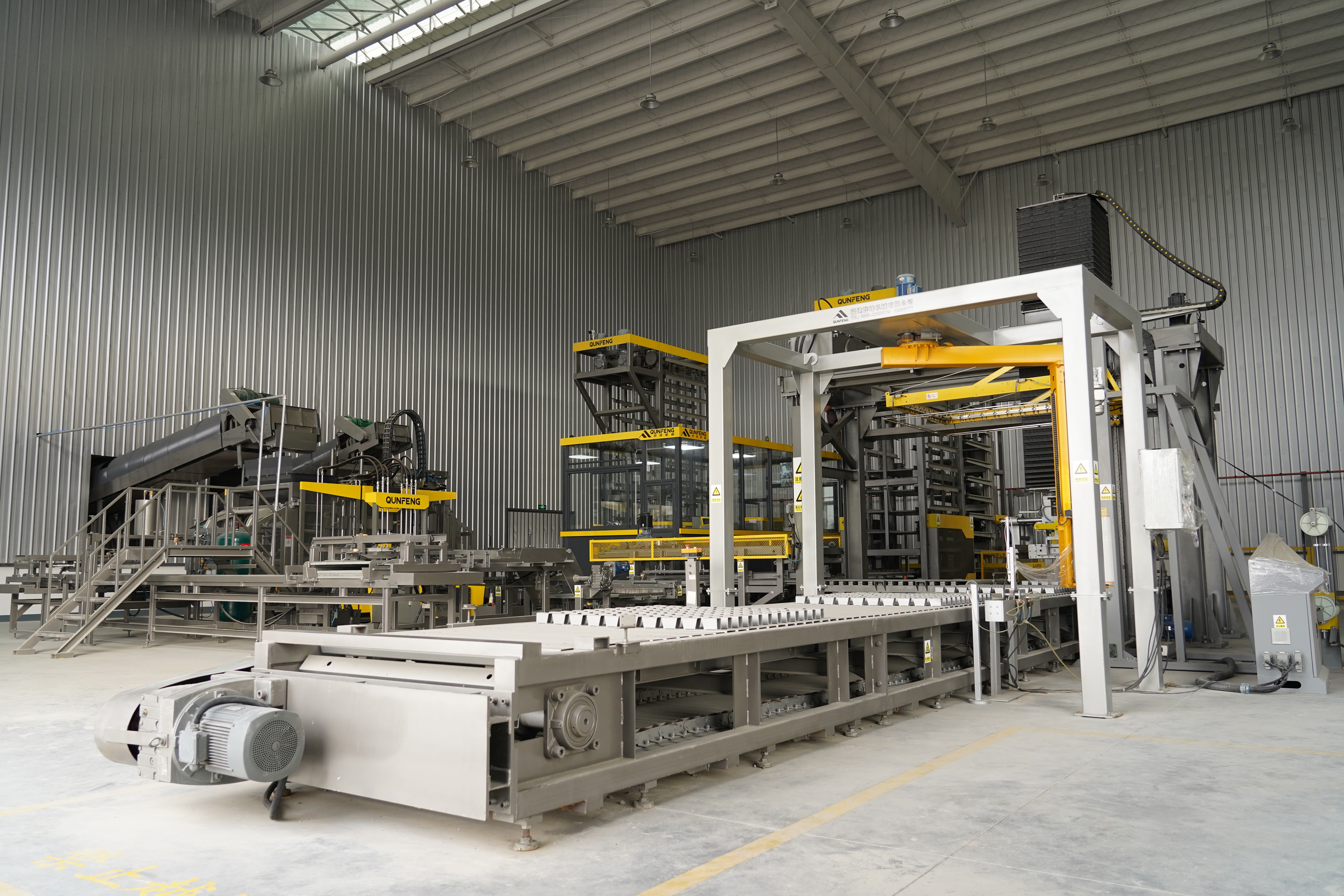 Qunfeng Machinery supplies a solid waste block-making production line for a construction waste recycling project in Quanzhou. Qunfeng Machinery supplies a solid waste block-making production line for a construction waste recycling project in Quanzhou.