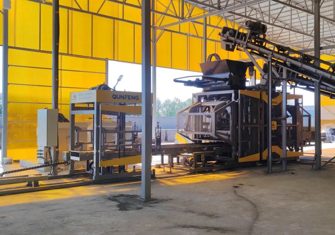 The QS1300 automatic production line with a gantry frame, which has been in operation in Thailand for years, has become a local benchmark. The QS1300 automatic production line with a gantry frame, which has been in operation in Thailand for years, has become a local benchmark.