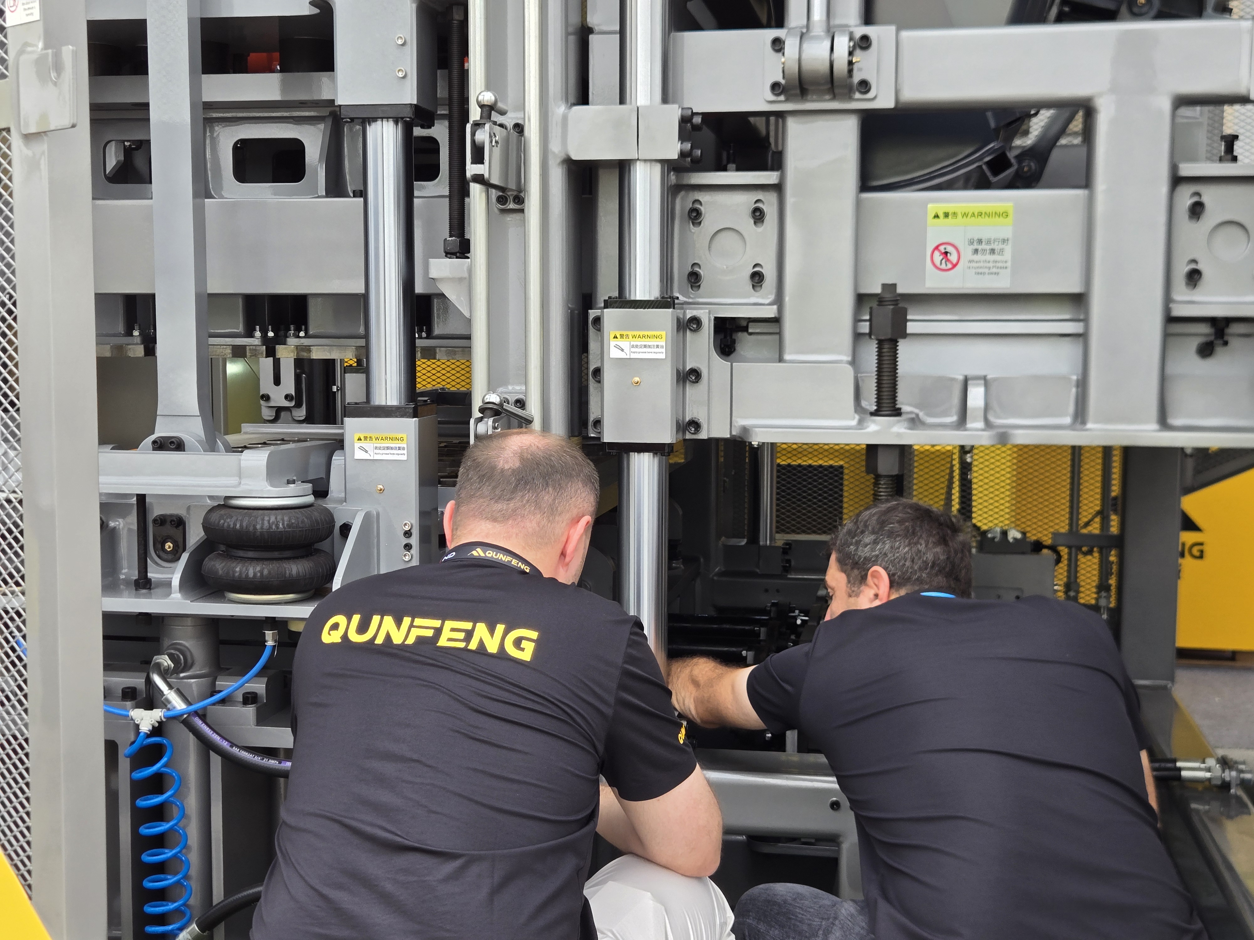 A Russian client carefully examines the details of Qunfeng Machinery equipment. A Russian client carefully examines the details of Qunfeng Machinery equipment.