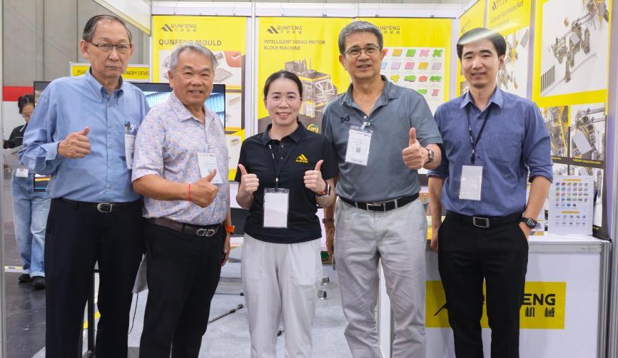 A returning customer learns about the technical highlights of the products from the Qunfeng Machinery team. A returning customer learns about the technical highlights of the products from the Qunfeng Machinery team.