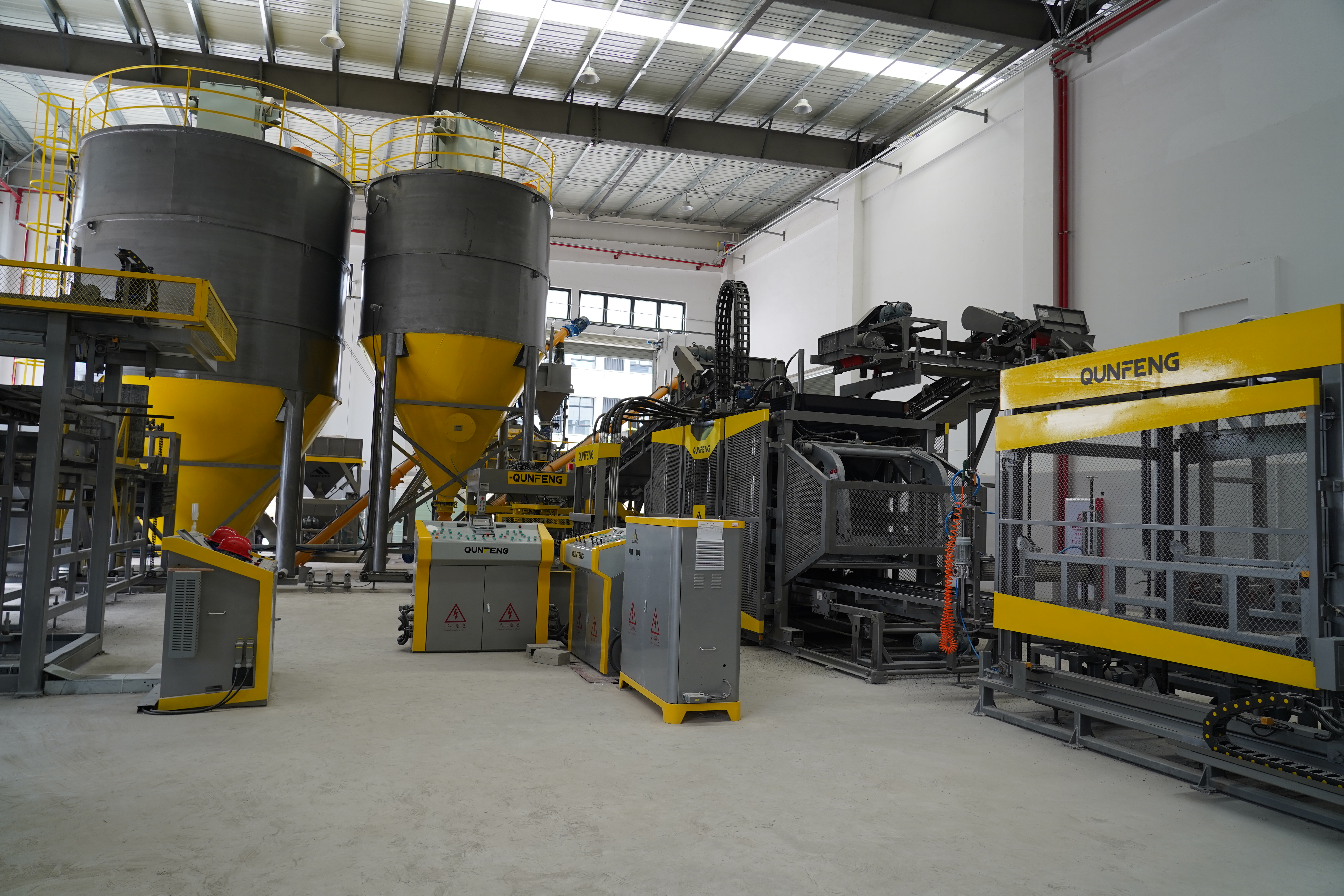 Qunfeng Machinery’s QS series fully automatic concrete product production line achieves high-value utilization of solid waste and its transformation into green building materials. Qunfeng Machinery’s QS series fully automatic concrete product production line achieves high-value utilization of solid waste and its transformation into green building materials.