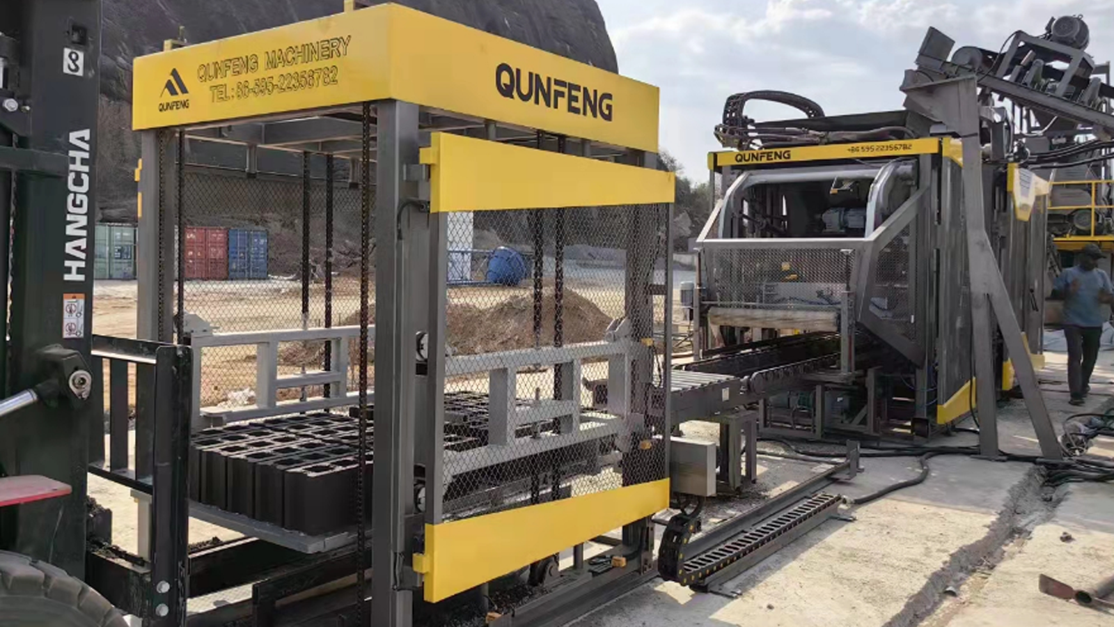 Qunfeng Machinery’s QS series fully automatic concrete product production line, ordered by a South Sudanese client, supports post-conflict and post-disaster reconstruction. Qunfeng Machinery’s QS series fully automatic concrete product production line, ordered by a South Sudanese client, supports post-conflict and post-disaster reconstruction.