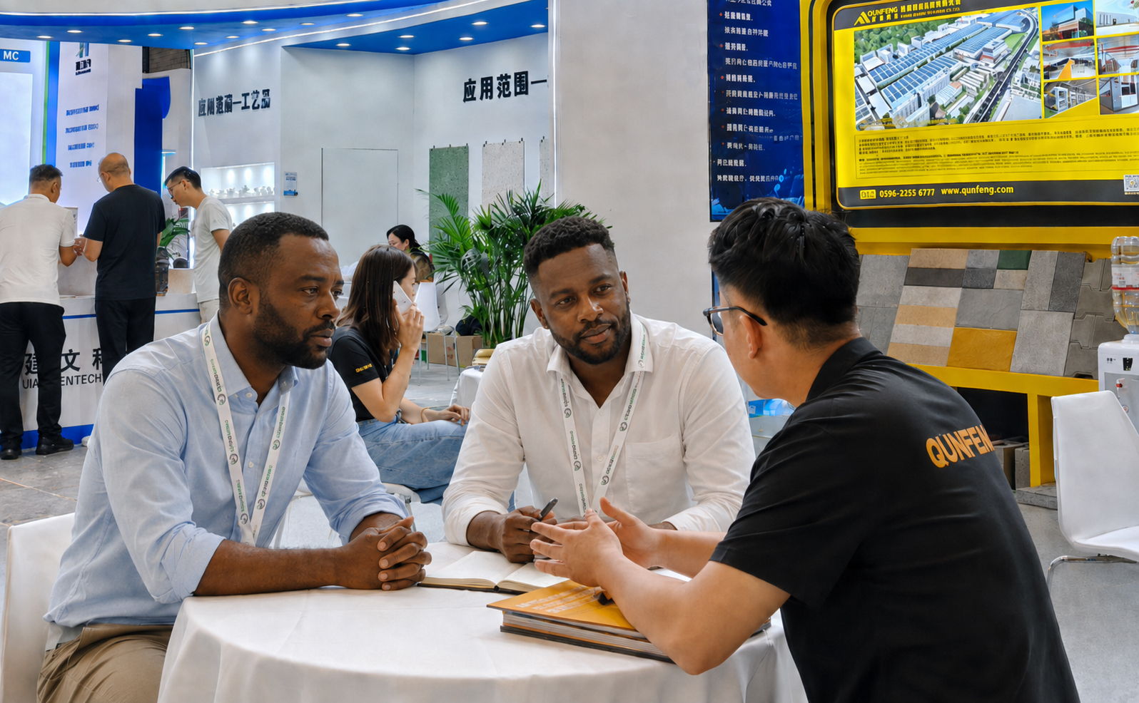 African clients listen attentively as the Qunfeng Machinery team gives a presentation; they show great interest in Qunfeng’s intelligent block-making machines. African clients listen attentively as the Qunfeng Machinery team gives a presentation; they show great interest in Qunfeng’s intelligent block-making machines.