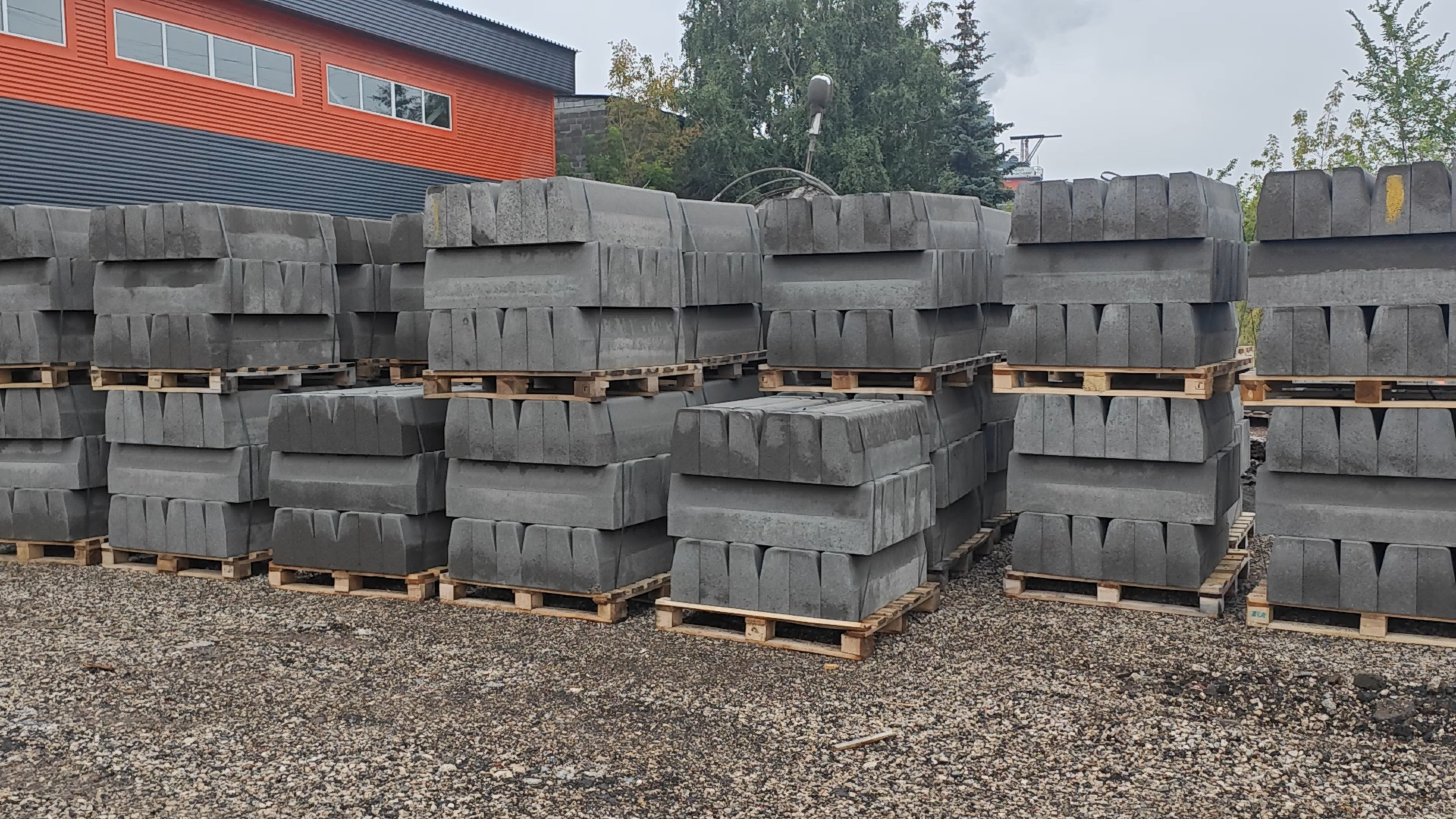 High-quality kerbstone products manufactured on Qunfeng Machinery production lines are highly popular in Russia. High-quality kerbstone products manufactured on Qunfeng Machinery production lines are highly popular in Russia.