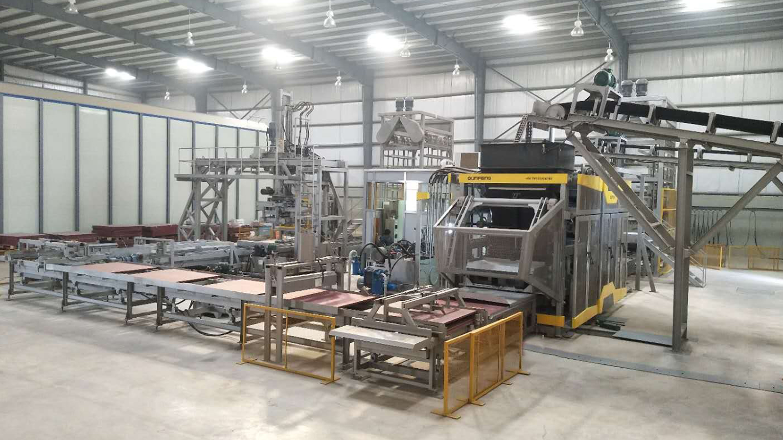 Qunfeng Machinery’s QS2000 fully automatic production line in Pakistan has stable production capacity, making it a benchmark in South Asia. Qunfeng Machinery’s QS2000 fully automatic production line in Pakistan has stable production capacity, making it a benchmark in South Asia.
