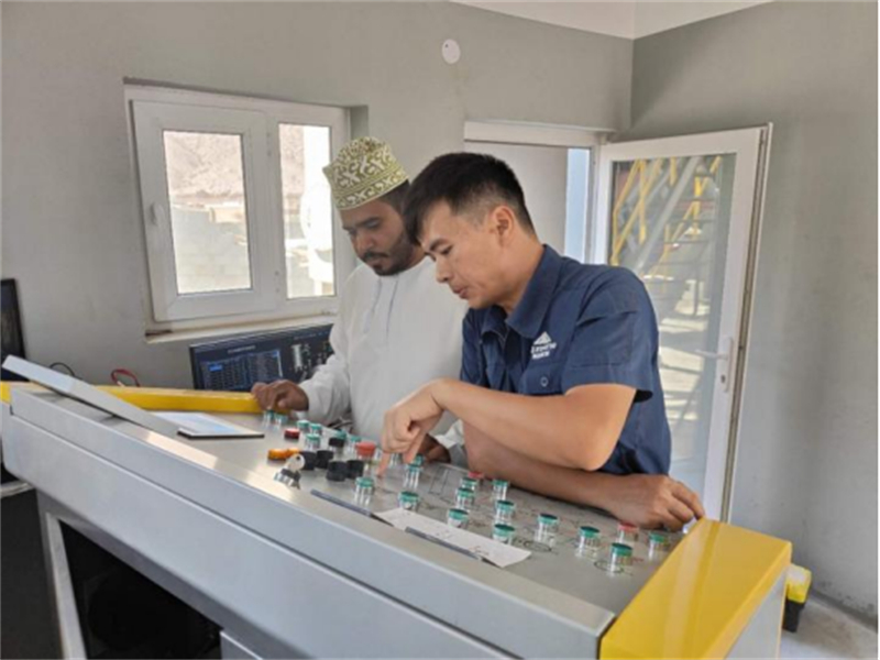 Qunfeng Engineers Guiding Customers in Operating Equipment (Source: Qunfeng)