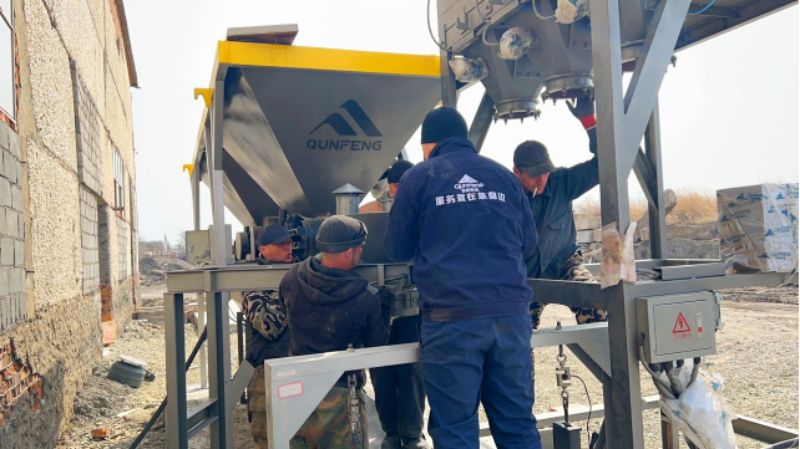 Qunfeng staff tuning the concrete batching machine