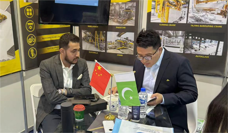 Pakistani Customers Negotiating Cooperation with Qunfeng