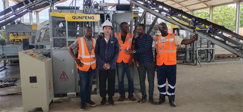 Qunfeng group photo with local customers in Africa