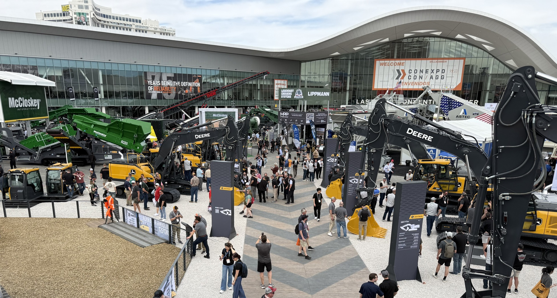 Qunfeng Machinery Has Made Successive Appearances at Major International Exhibitions in Europe And America, And Is Expanding Its Global Market Through A Multi-dimensional Strategy.