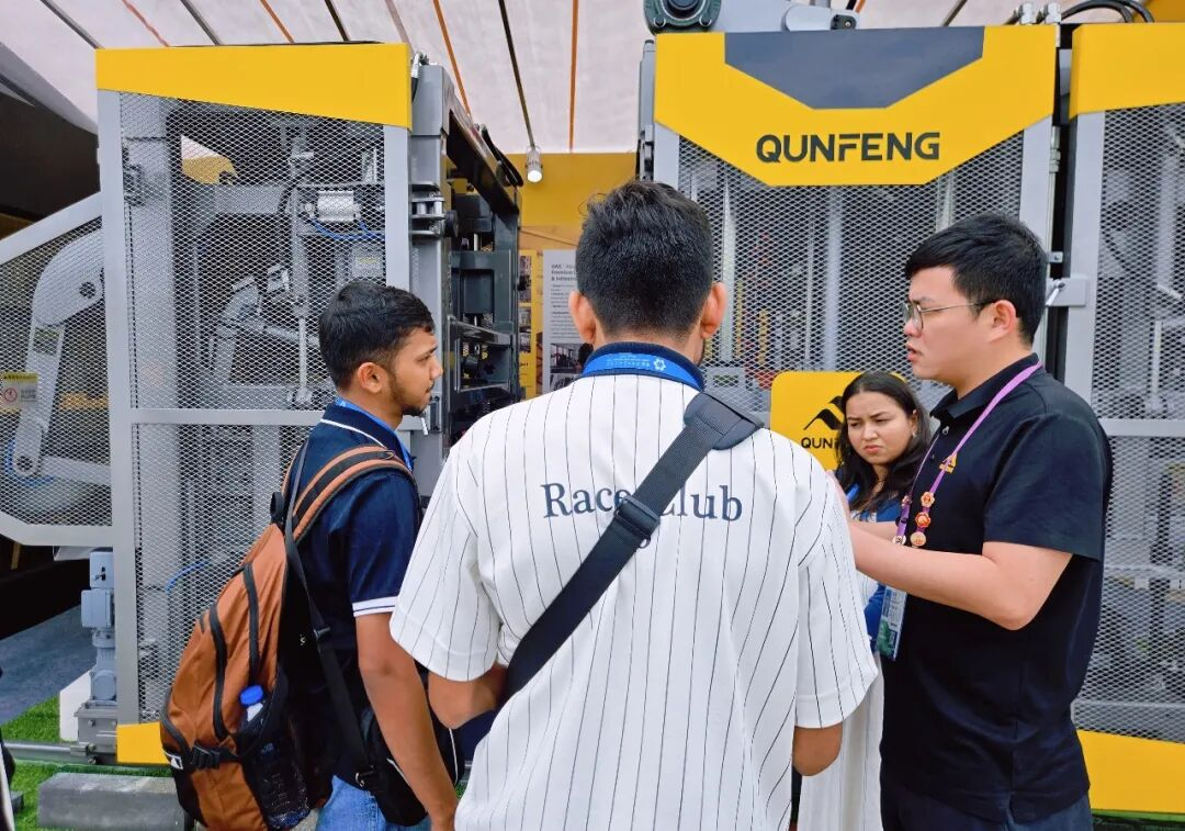 Overseas customers visiting Qunfeng smart manufacturing equipment booth