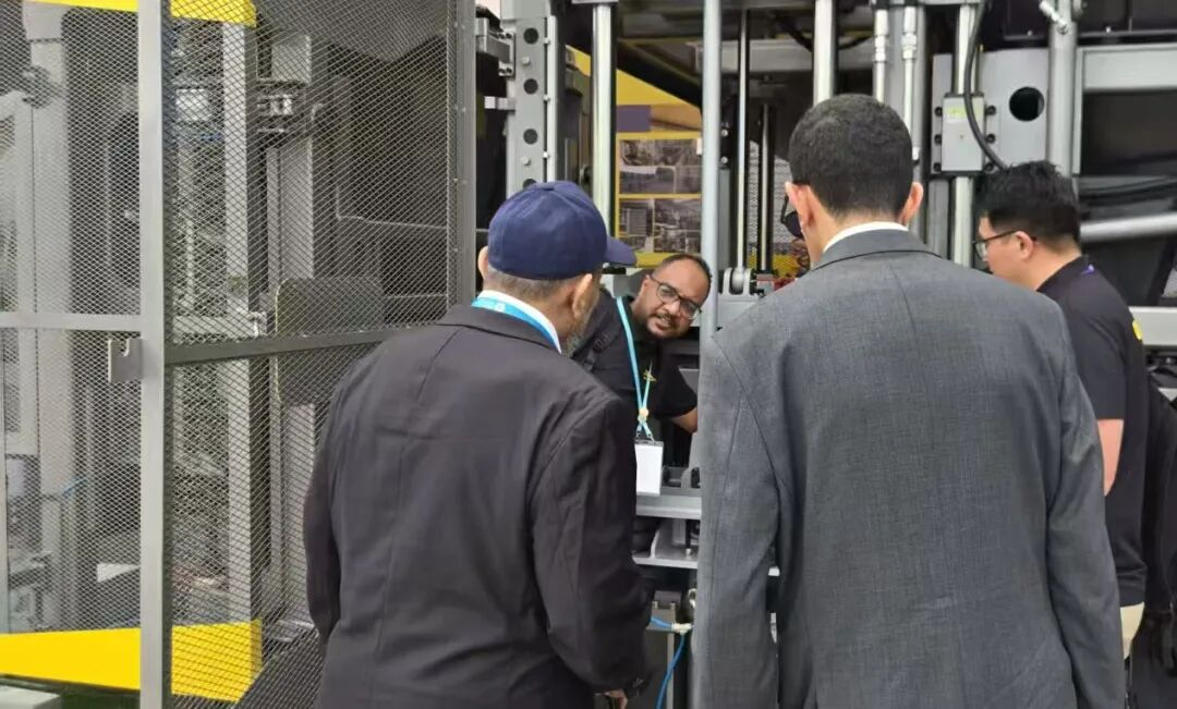 Middle Eastern customers discussing concrete block production lines with Qunfeng