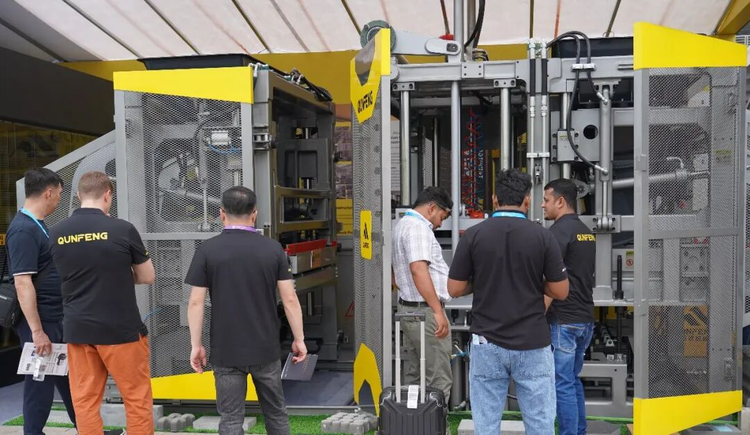 Global visitors exploring Qunfeng block making machine solutions at the 139th Canton Fair