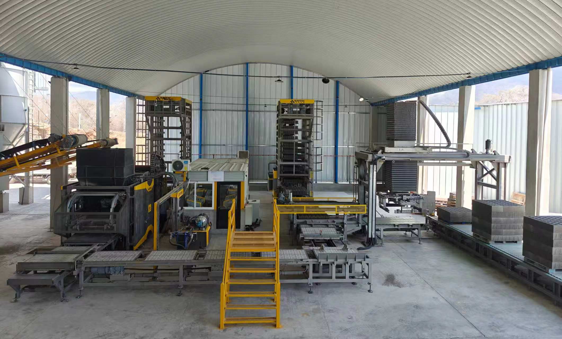 QS1500 fully automatic concrete product production line manufactured by Qunfeng Machinery for a client in Guatemala, South America.