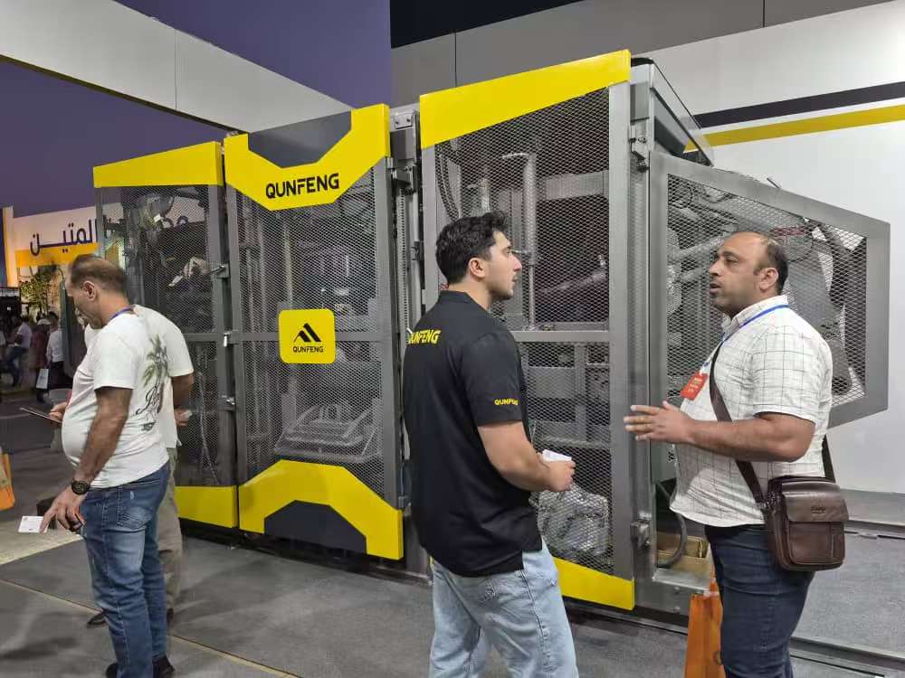 The Qunfeng team presents the production line solution to Middle Eastern clients with strong purchasing intent.