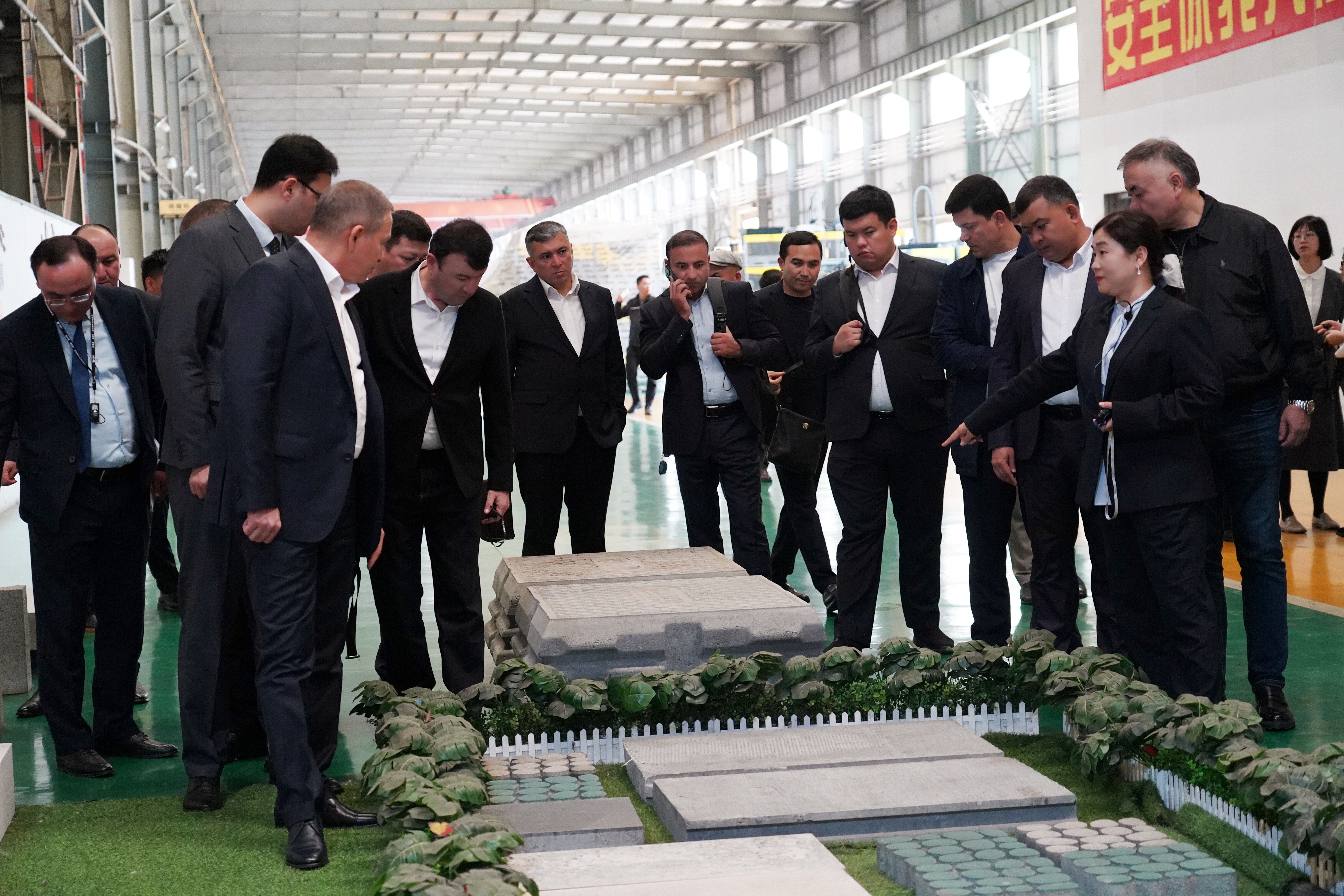 Uzbekistan delegation examining concrete sample blocks at Qunfeng Machinery