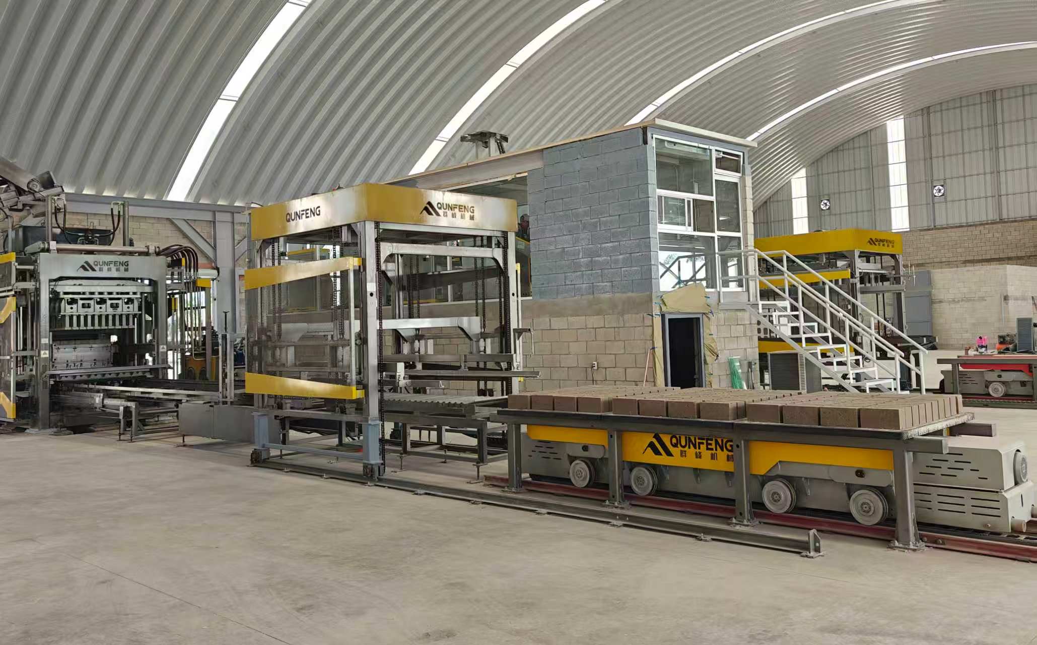 The QS2000 fully automatic concrete product molding production line manufactured by Qunfeng Machinery for a client in Mexico, North America.